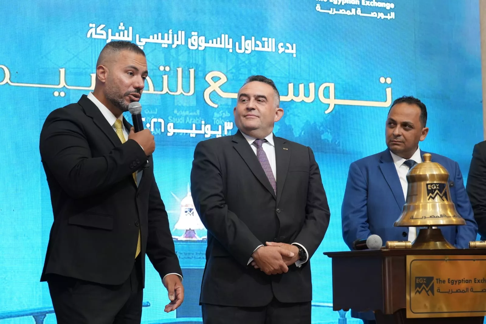 رئيس البورصة يشارك قيادات شركة توسع للتخصيم بقرع الجرس