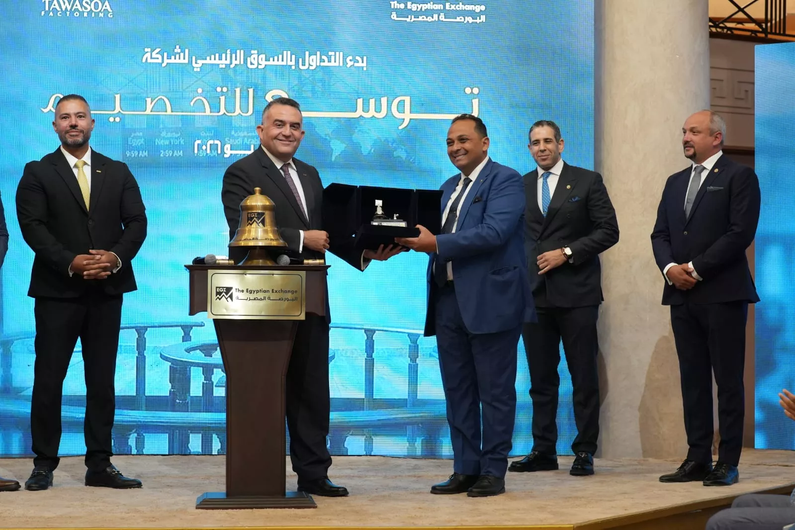 رئيس البورصة يشارك قيادات شركة توسع للتخصيم بقرع الجرس