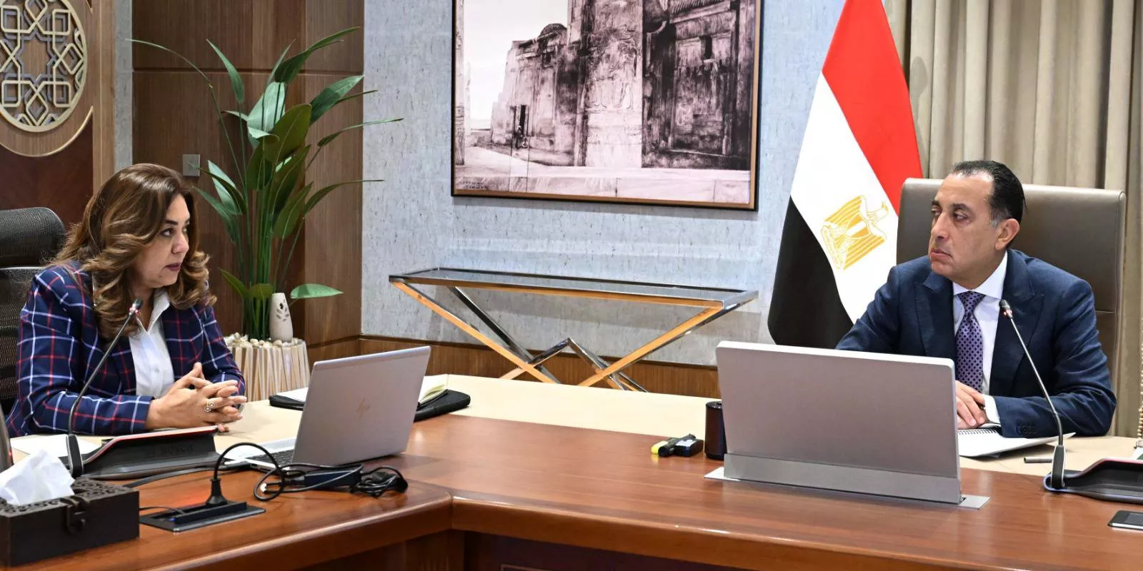 رئيس الوزراء يجتمع مع وزيرة التنمية المحلية والبيئة
