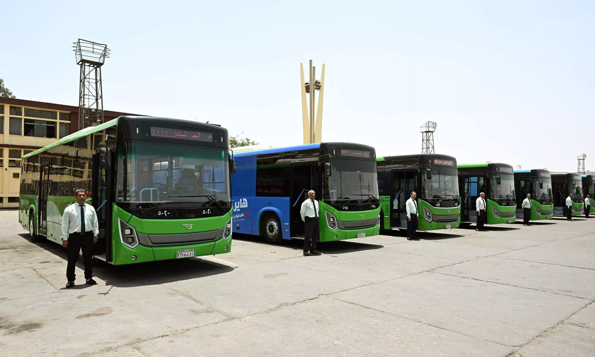 رئيس الوزراء يتفقد هيئة النقل العام بالقاهرة