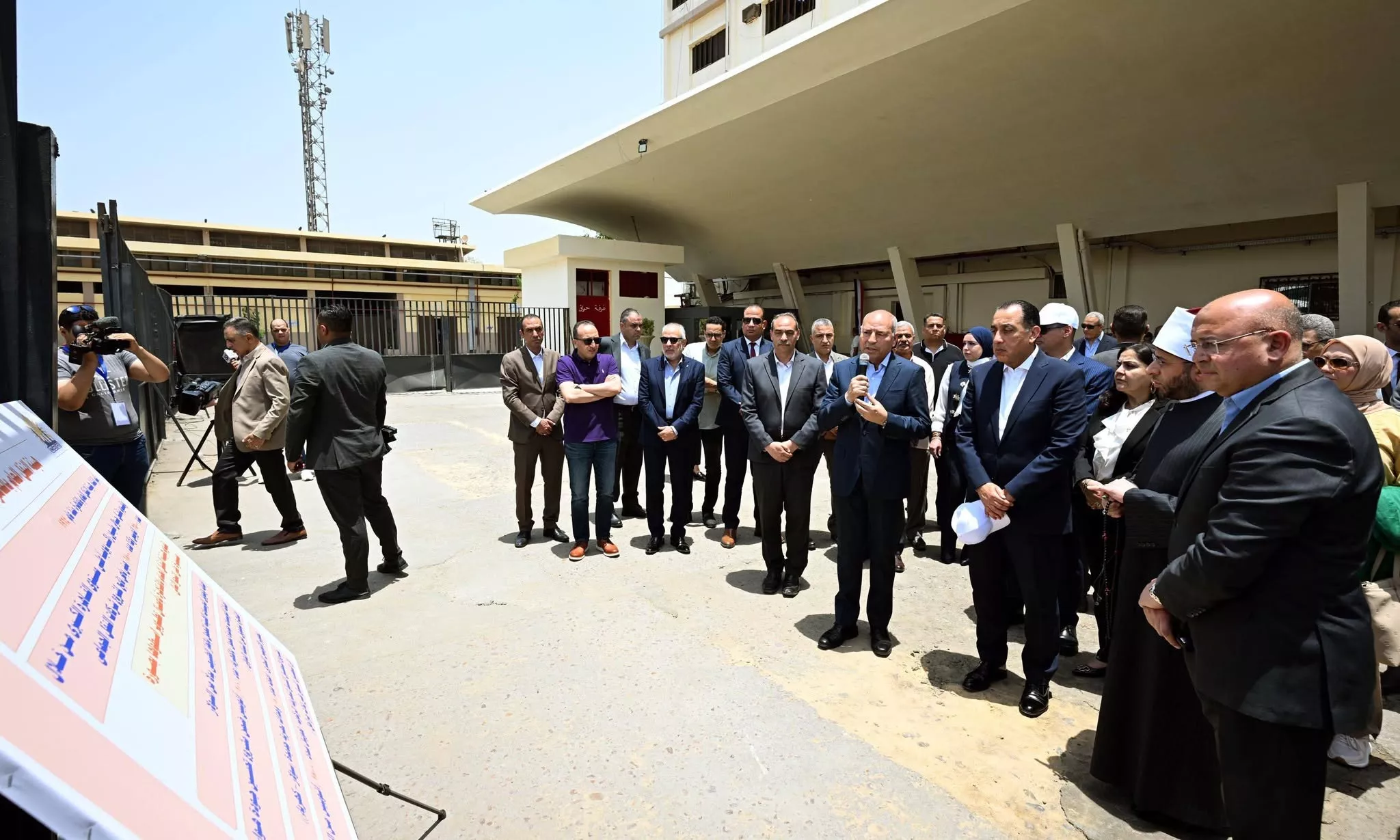 رئيس الوزراء يتفقد هيئة النقل العام بالقاهرة