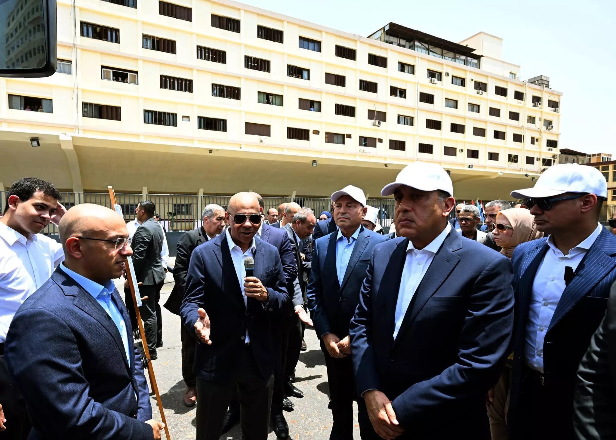 رئيس الوزراء يتفقد هيئة النقل العام بالقاهرة