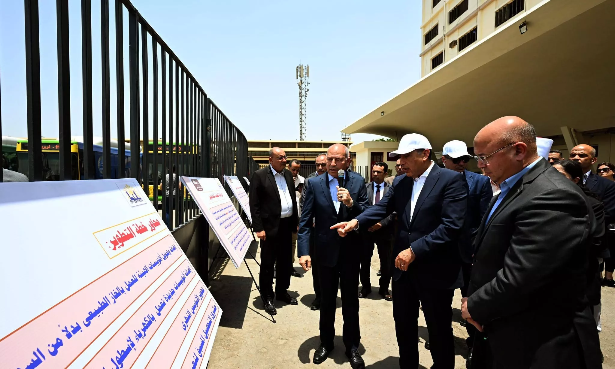 رئيس الوزراء يتفقد هيئة النقل العام بالقاهرة