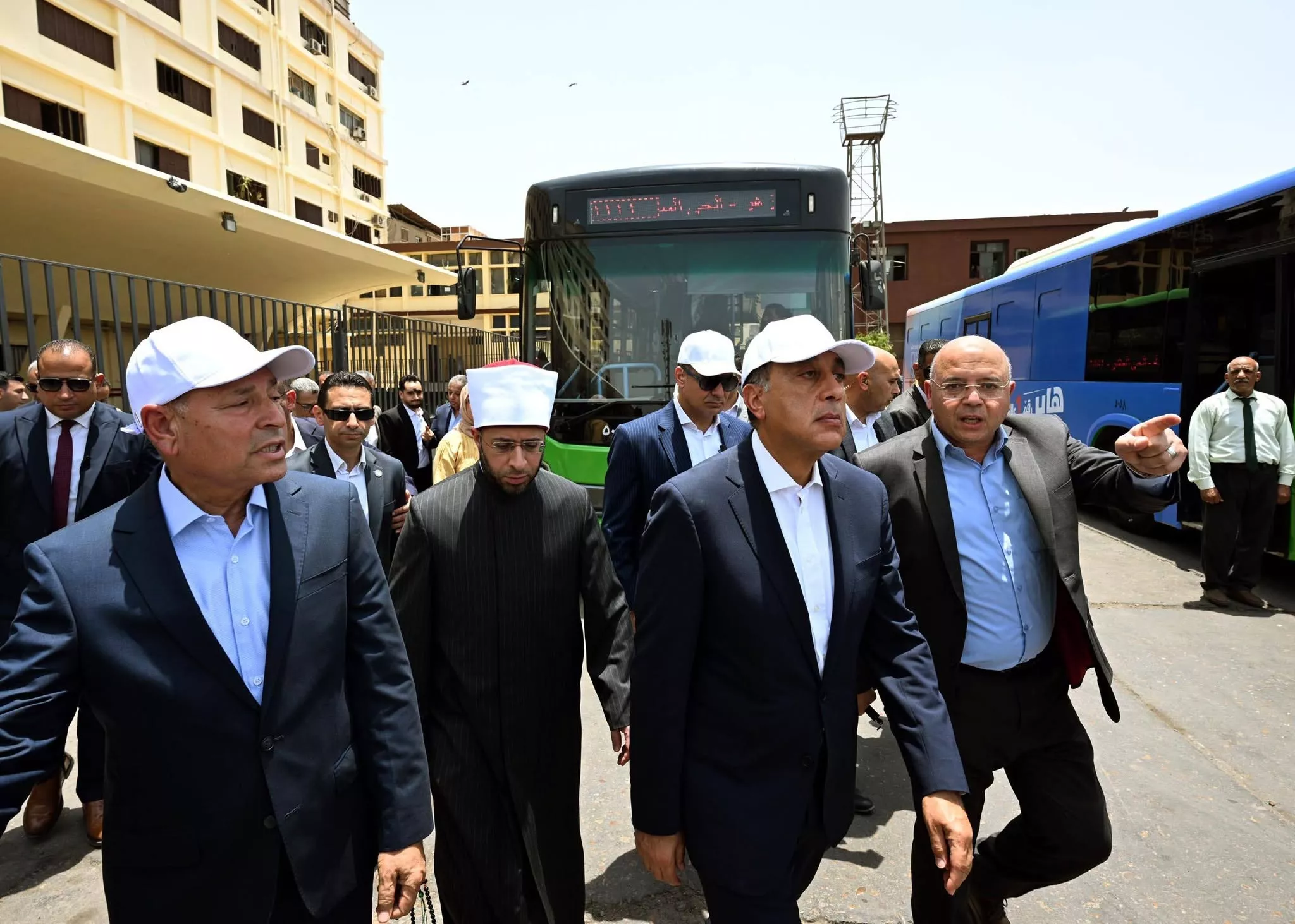 رئيس الوزراء يتفقد هيئة النقل العام بالقاهرة