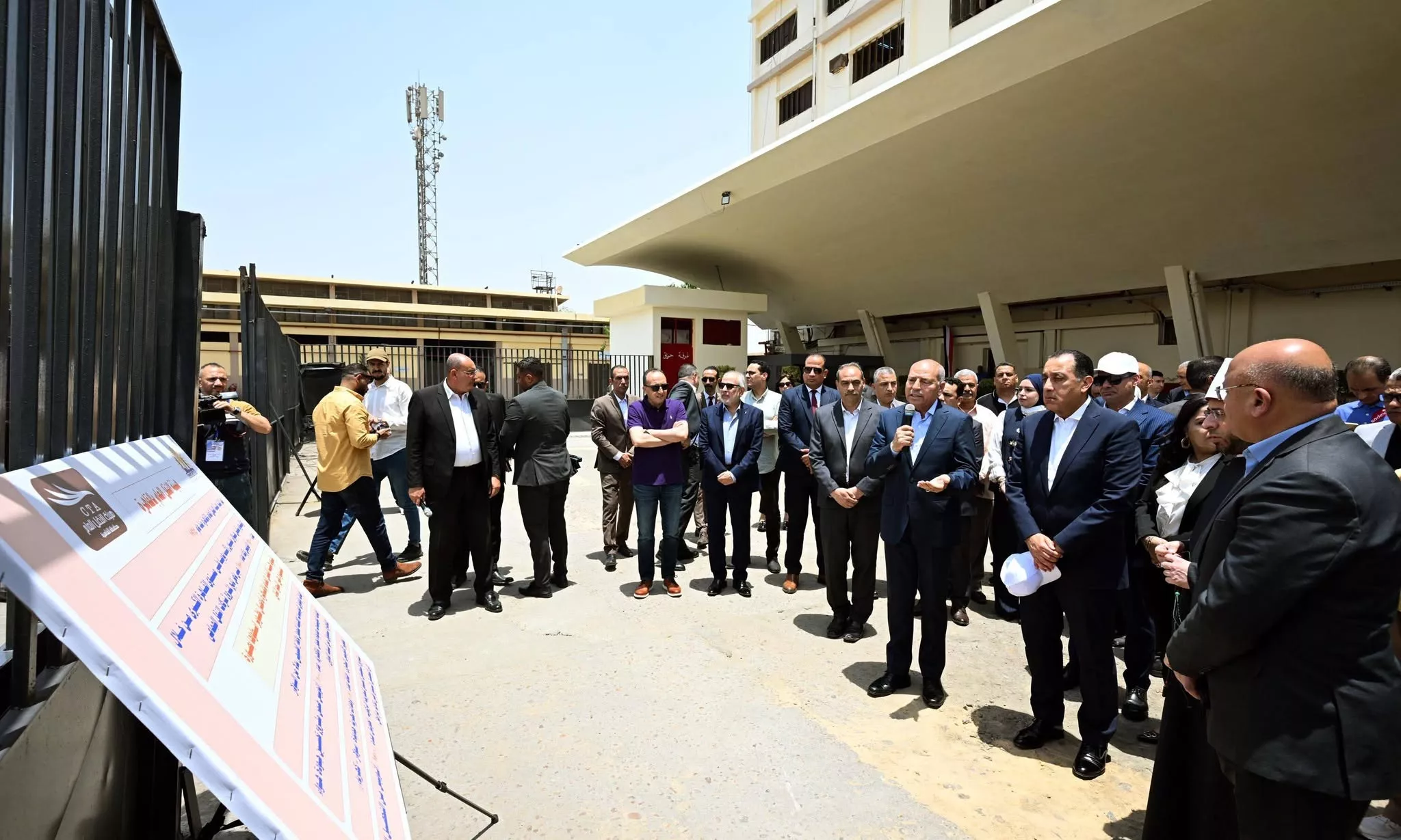 رئيس الوزراء يتفقد هيئة النقل العام بالقاهرة