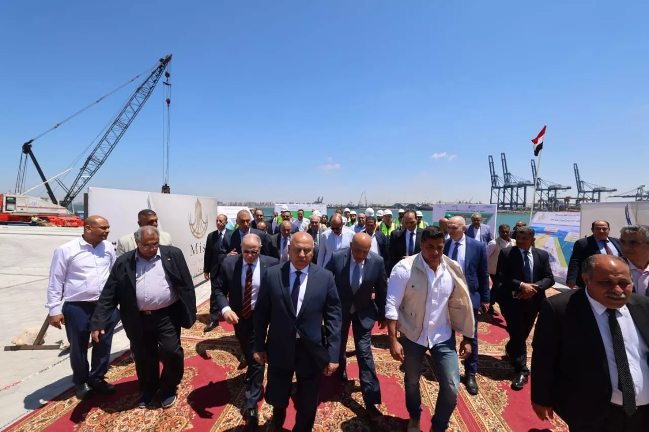 وزير النقل يتفقد مشروعات مينائي الإسكندرية والدخيلة 
