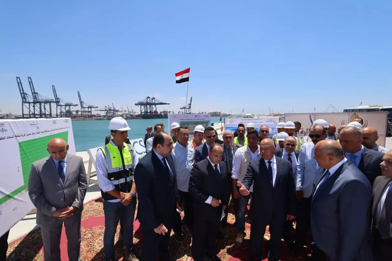 وزير النقل يتفقد مشروعات مينائي الإسكندرية والدخيلة 