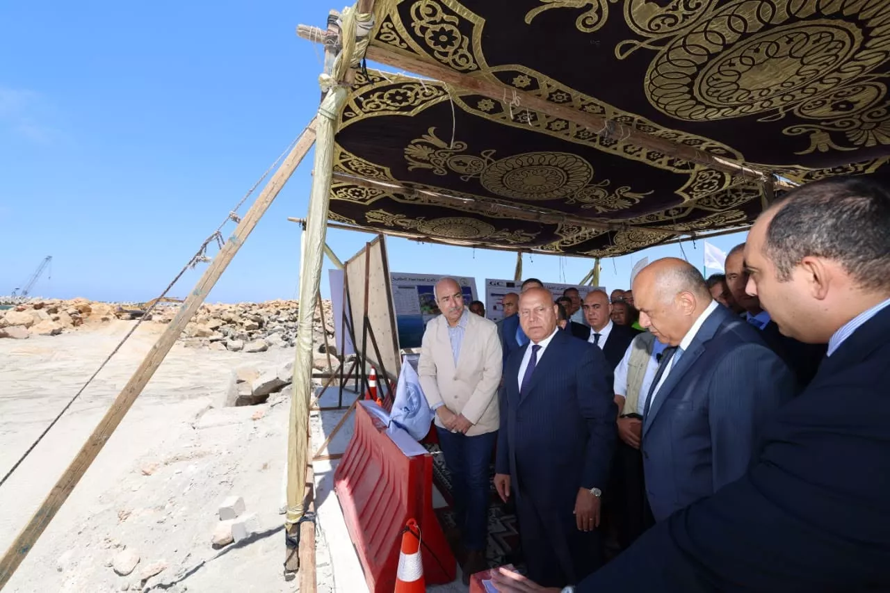 وزير النقل يتفقد مشروعات مينائي الإسكندرية والدخيلة 