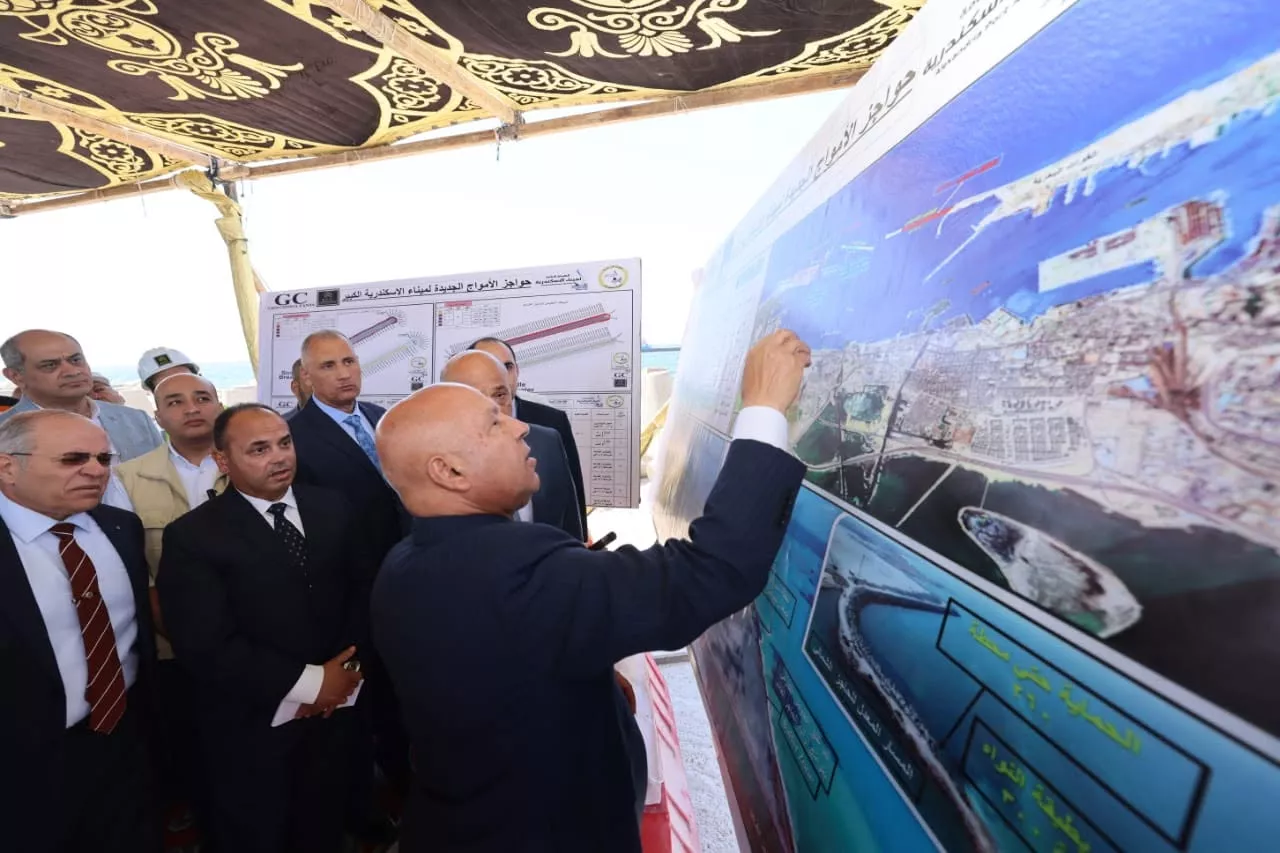 وزير النقل يتفقد مشروعات مينائي الإسكندرية والدخيلة 