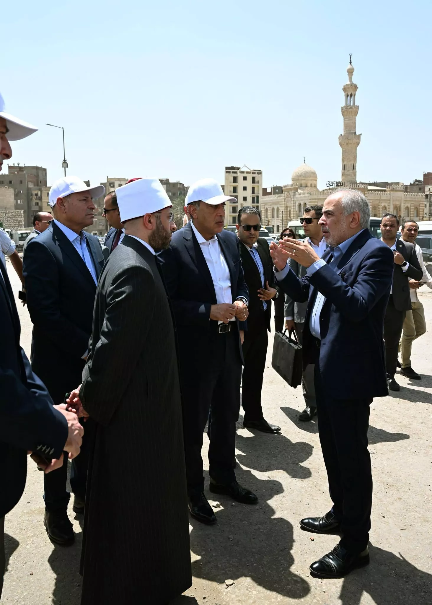رئيس الوزراء يتفقد أعمال ترميم وإعادة إحياء مسجد المسبح