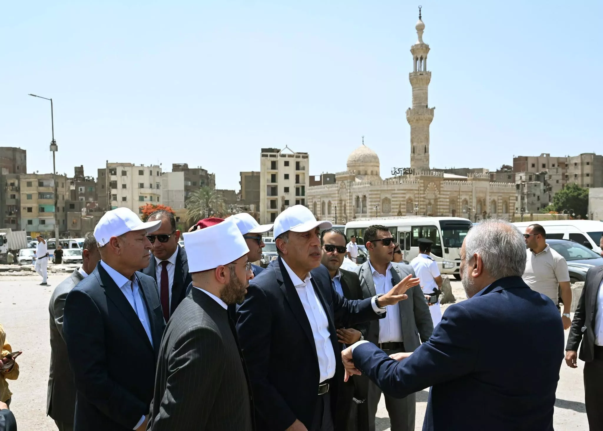 رئيس الوزراء يتفقد أعمال ترميم وإعادة إحياء مسجد المسبح