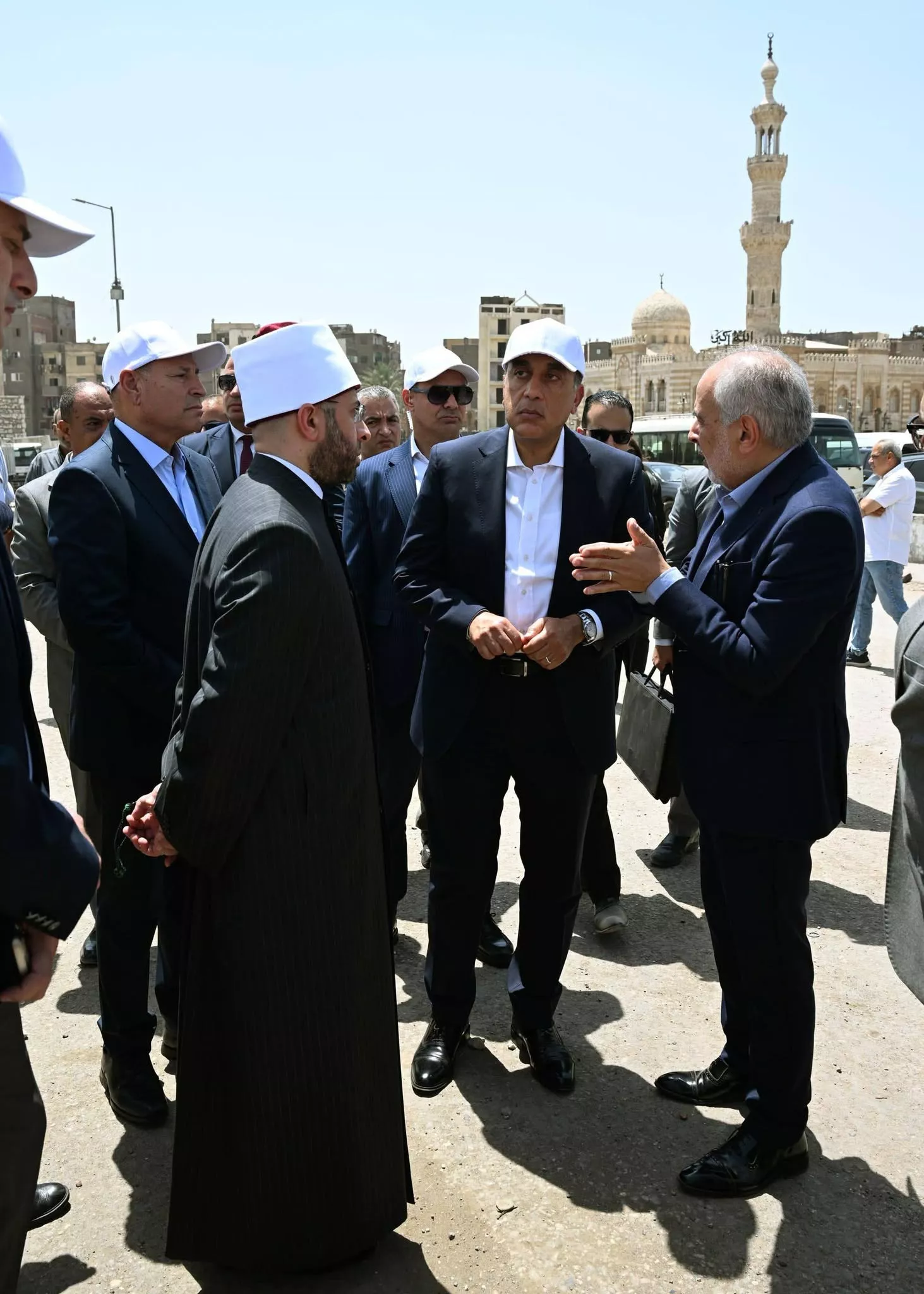 رئيس الوزراء يتفقد أعمال ترميم وإعادة إحياء مسجد المسبح