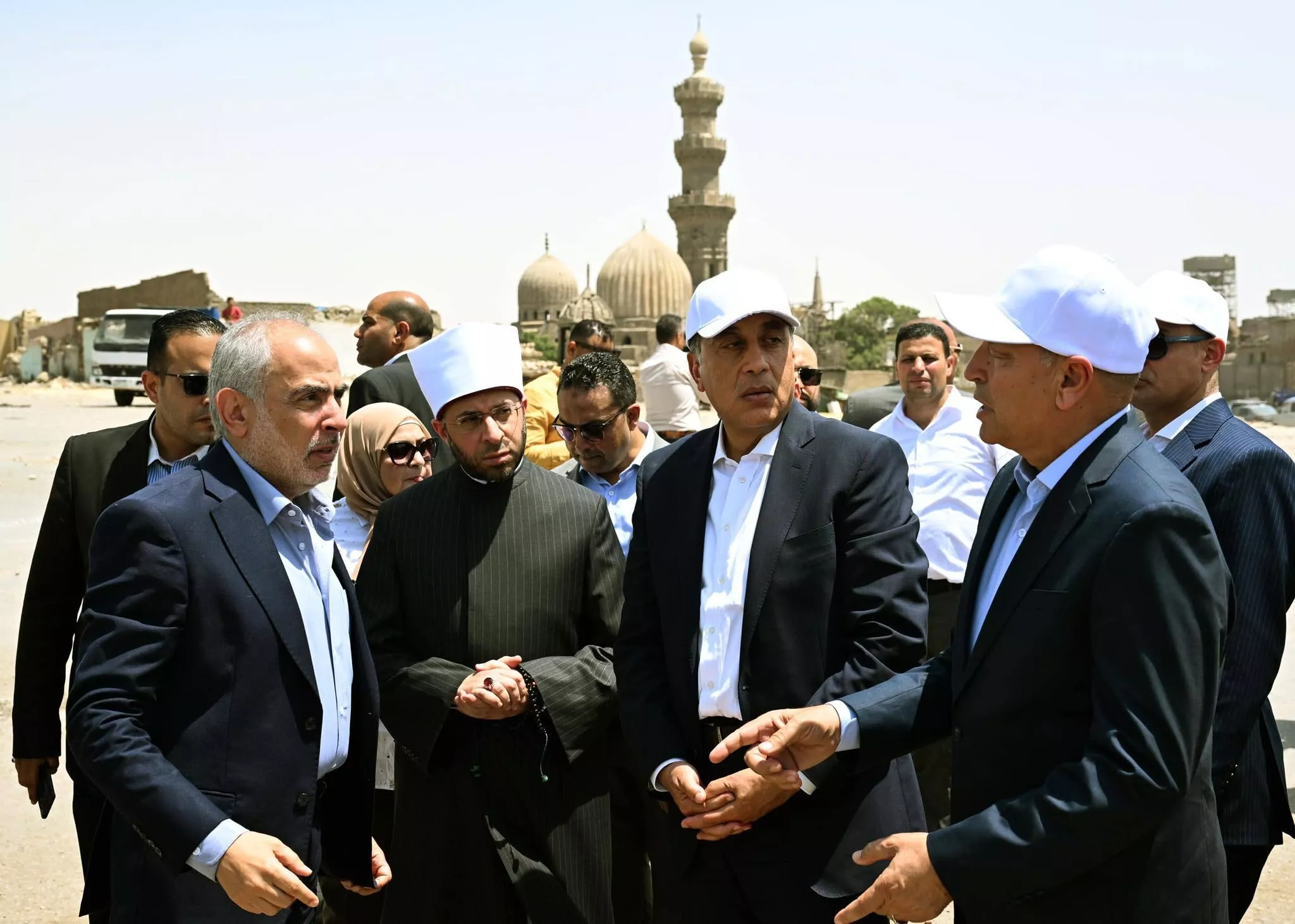 رئيس الوزراء يتفقد أعمال ترميم وإعادة إحياء مسجد المسبح