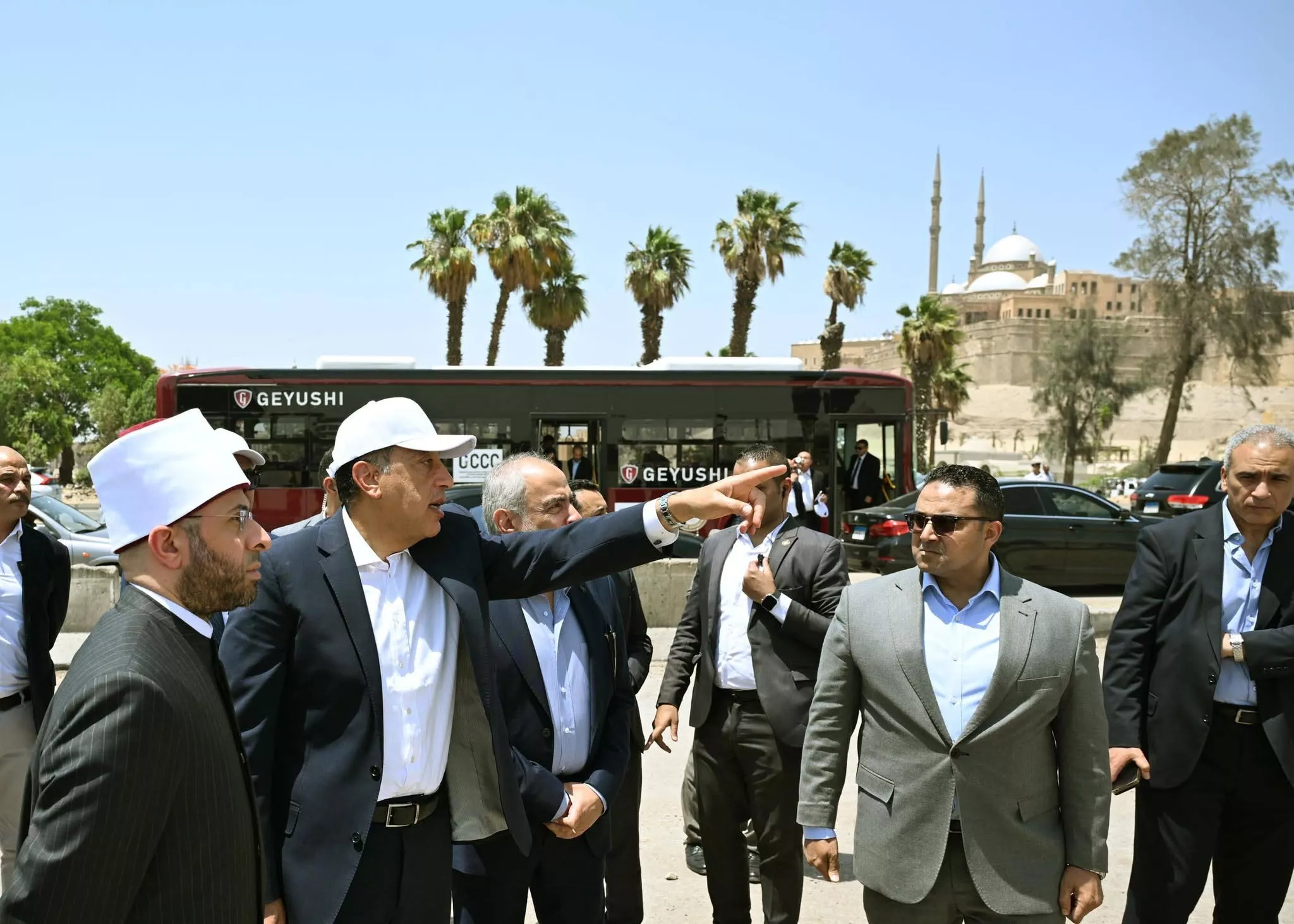 رئيس الوزراء يتفقد أعمال ترميم وإعادة إحياء مسجد المسبح