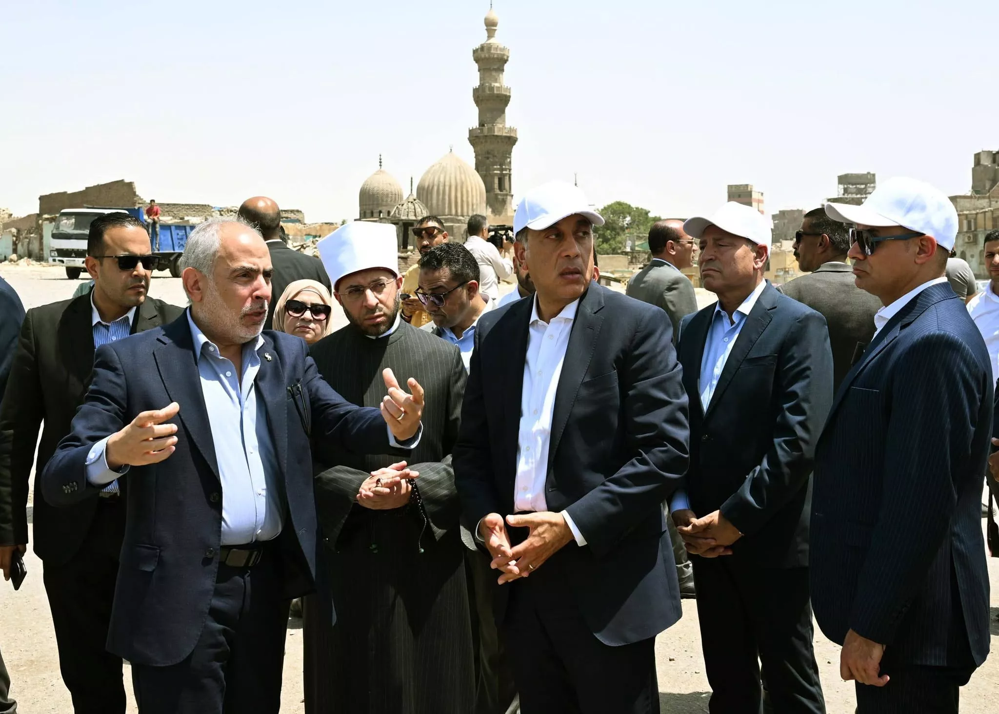 رئيس الوزراء يتفقد أعمال ترميم وإعادة إحياء مسجد المسبح