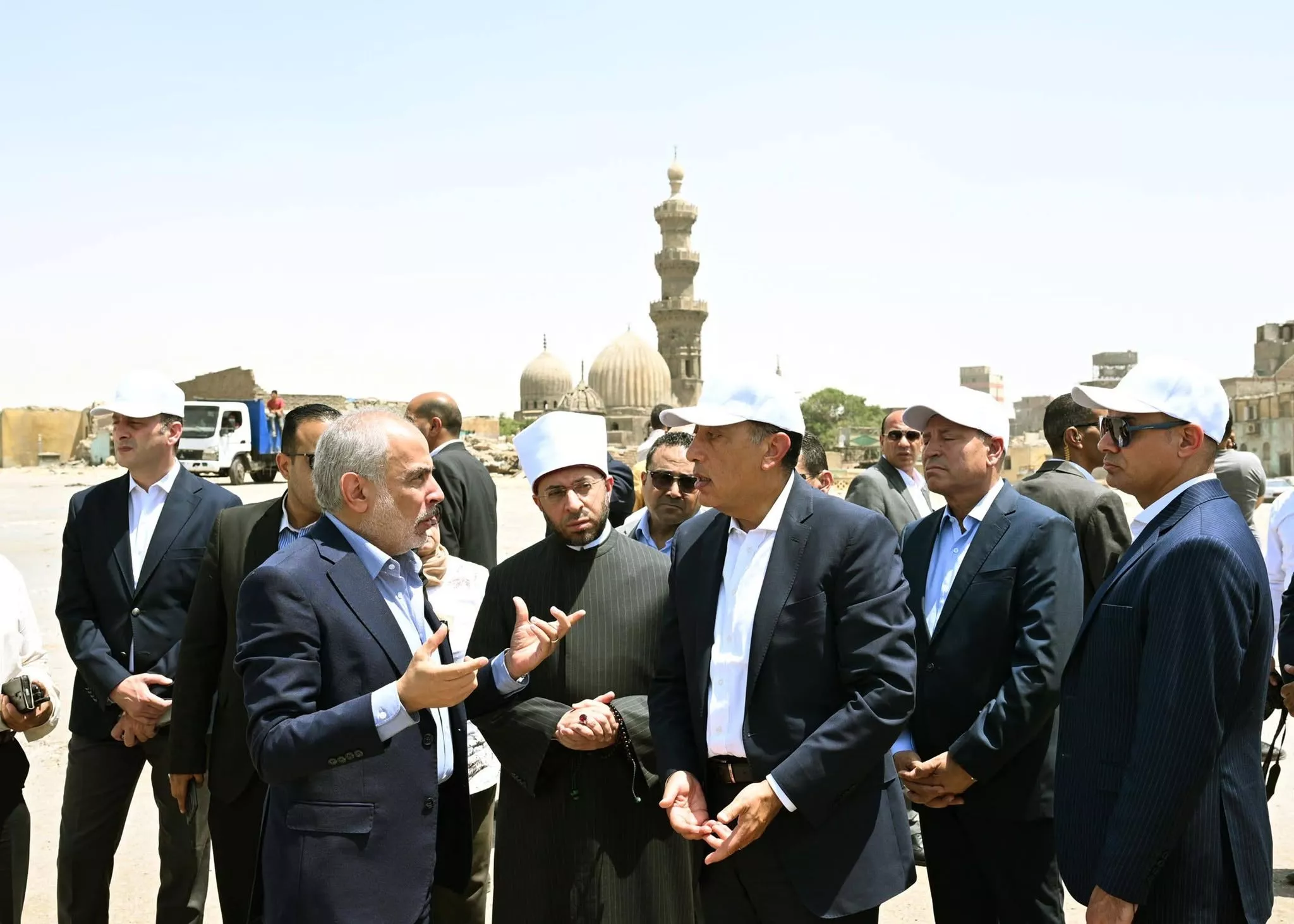 رئيس الوزراء يتفقد أعمال ترميم وإعادة إحياء مسجد المسبح