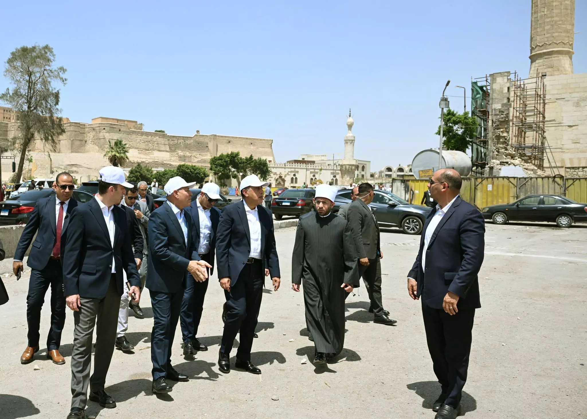رئيس الوزراء يتفقد أعمال ترميم وإعادة إحياء مسجد المسبح