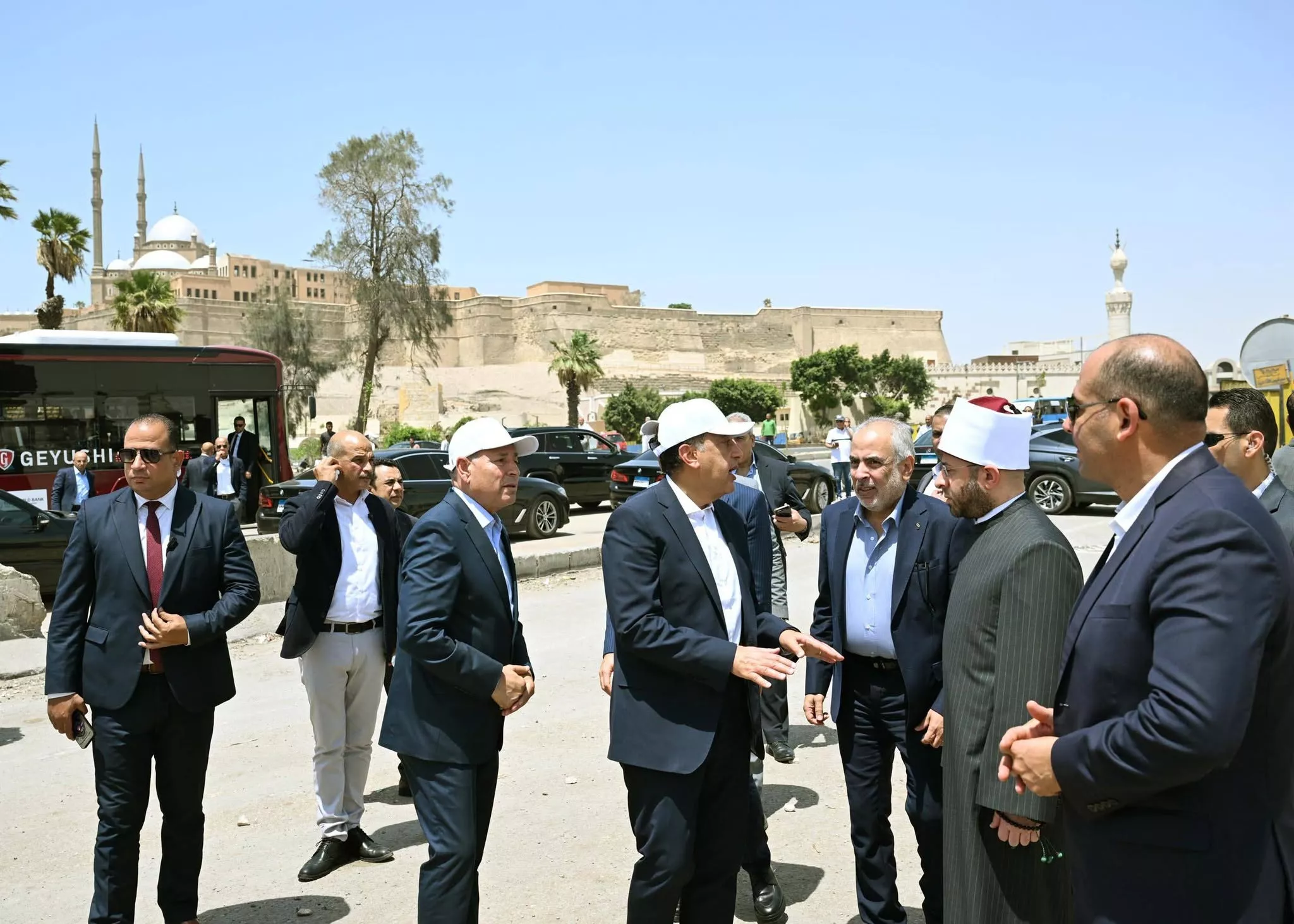 رئيس الوزراء يتفقد أعمال ترميم وإعادة إحياء مسجد المسبح
