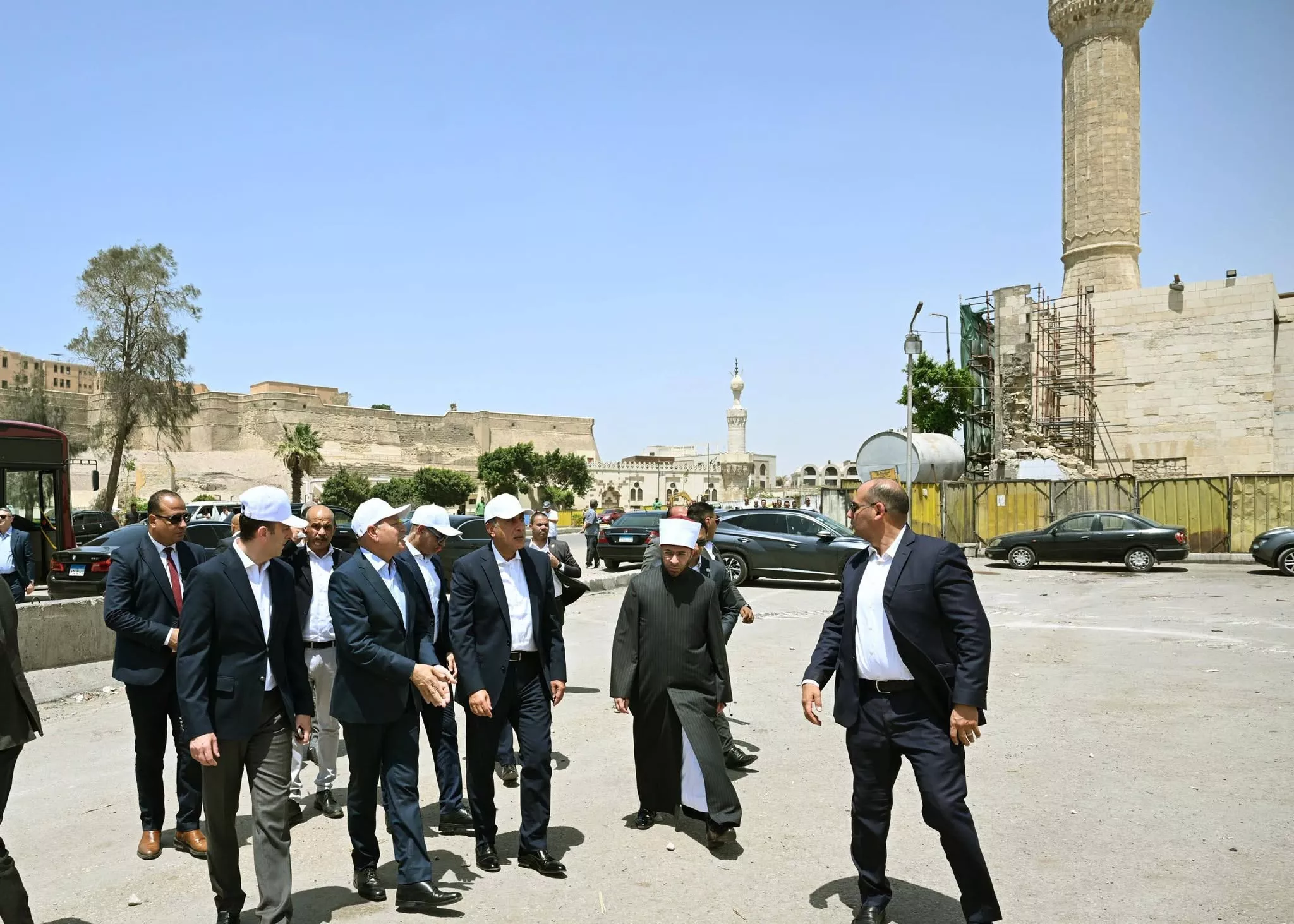رئيس الوزراء يتفقد أعمال ترميم وإعادة إحياء مسجد المسبح