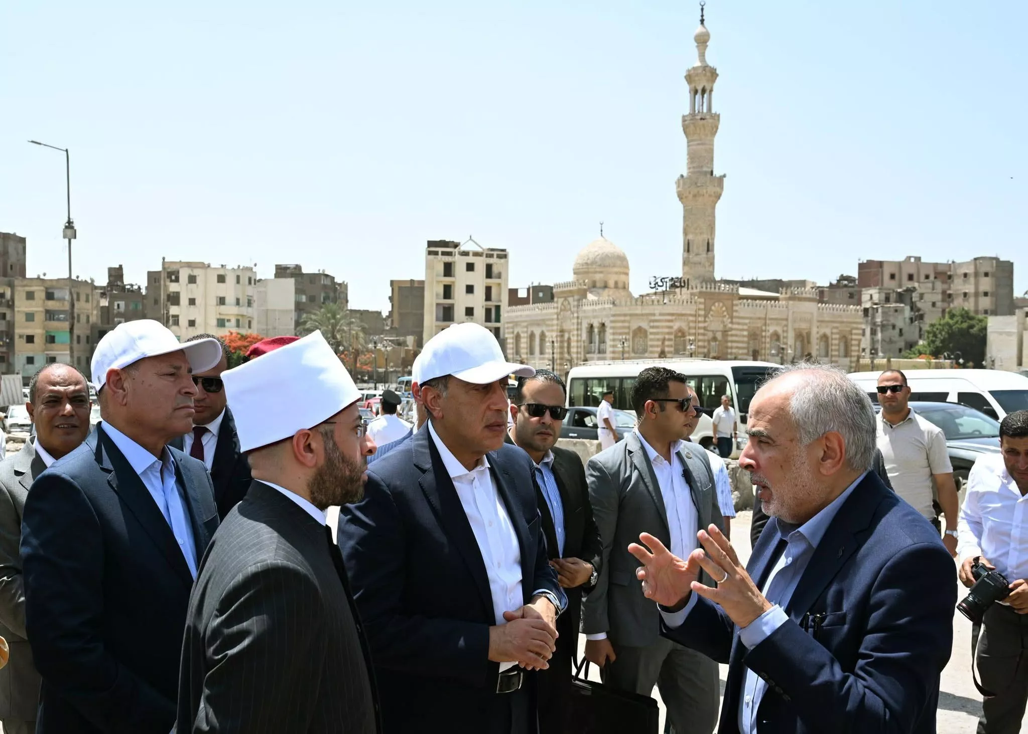 رئيس الوزراء يتفقد أعمال ترميم وإعادة إحياء مسجد المسبح