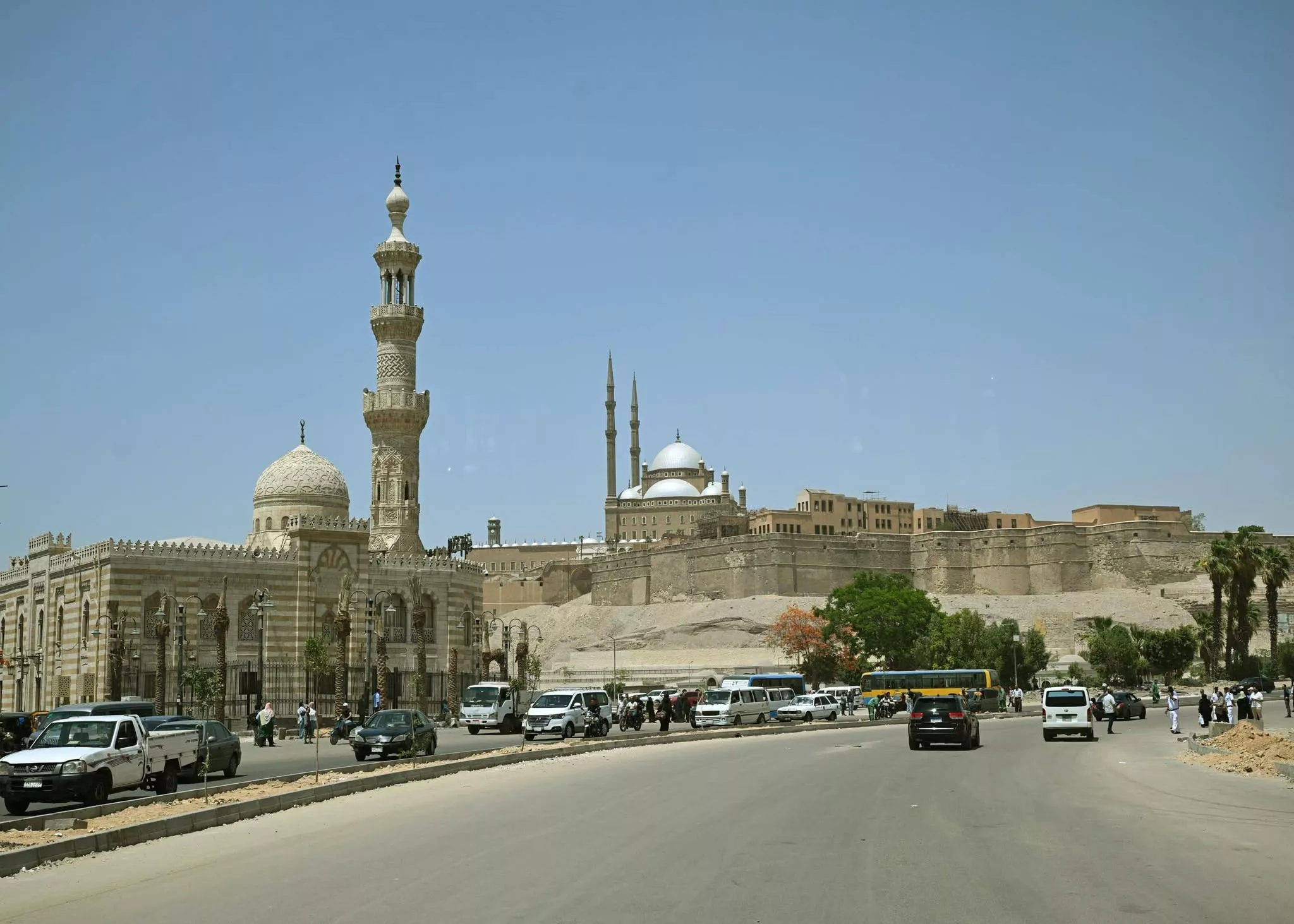 رئيس الوزراء يتفقد أعمال ترميم وإعادة إحياء مسجد المسبح