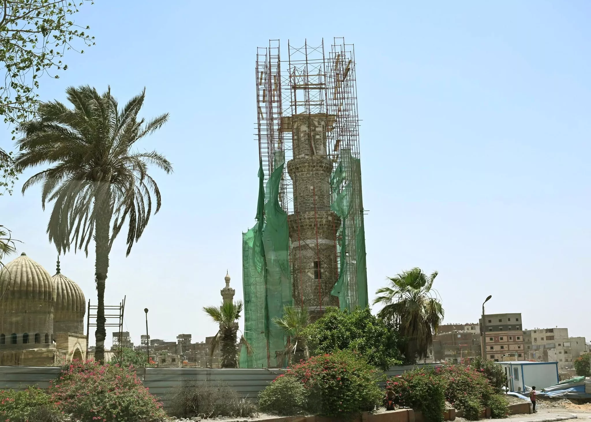 رئيس الوزراء يتفقد أعمال ترميم وإعادة إحياء مسجد المسبح