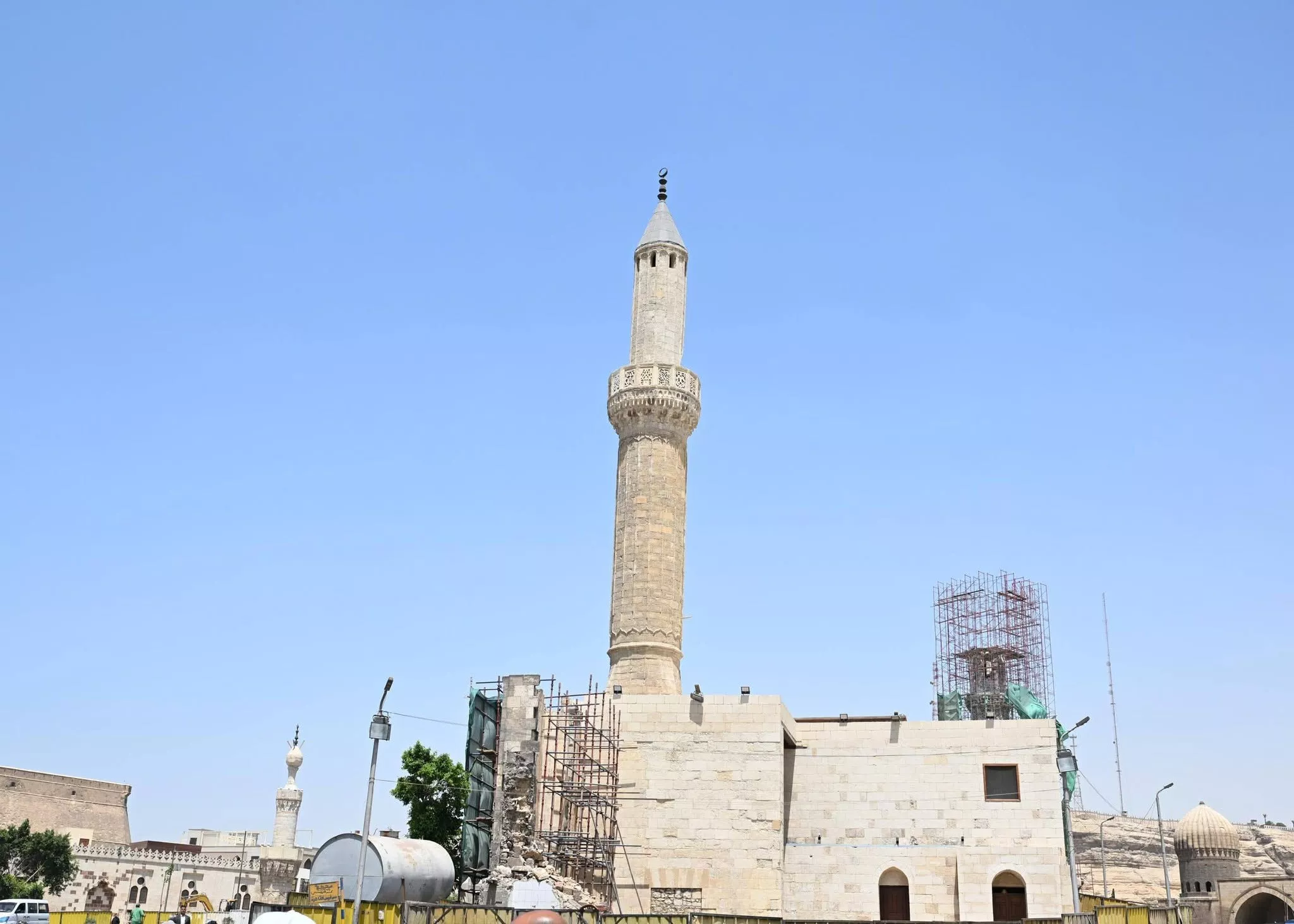 رئيس الوزراء يتفقد أعمال ترميم وإعادة إحياء مسجد المسبح