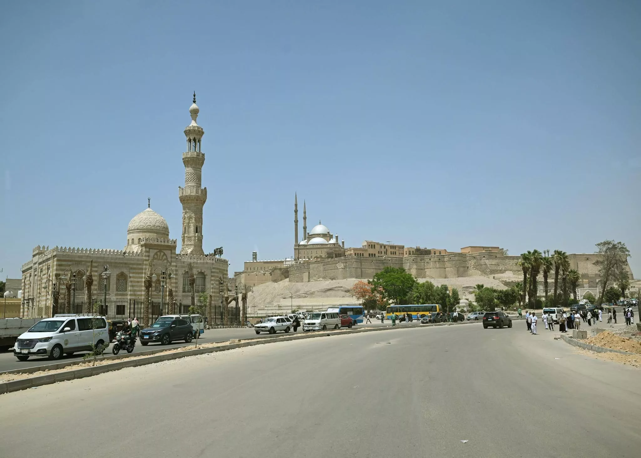 رئيس الوزراء يتفقد أعمال ترميم وإعادة إحياء مسجد المسبح