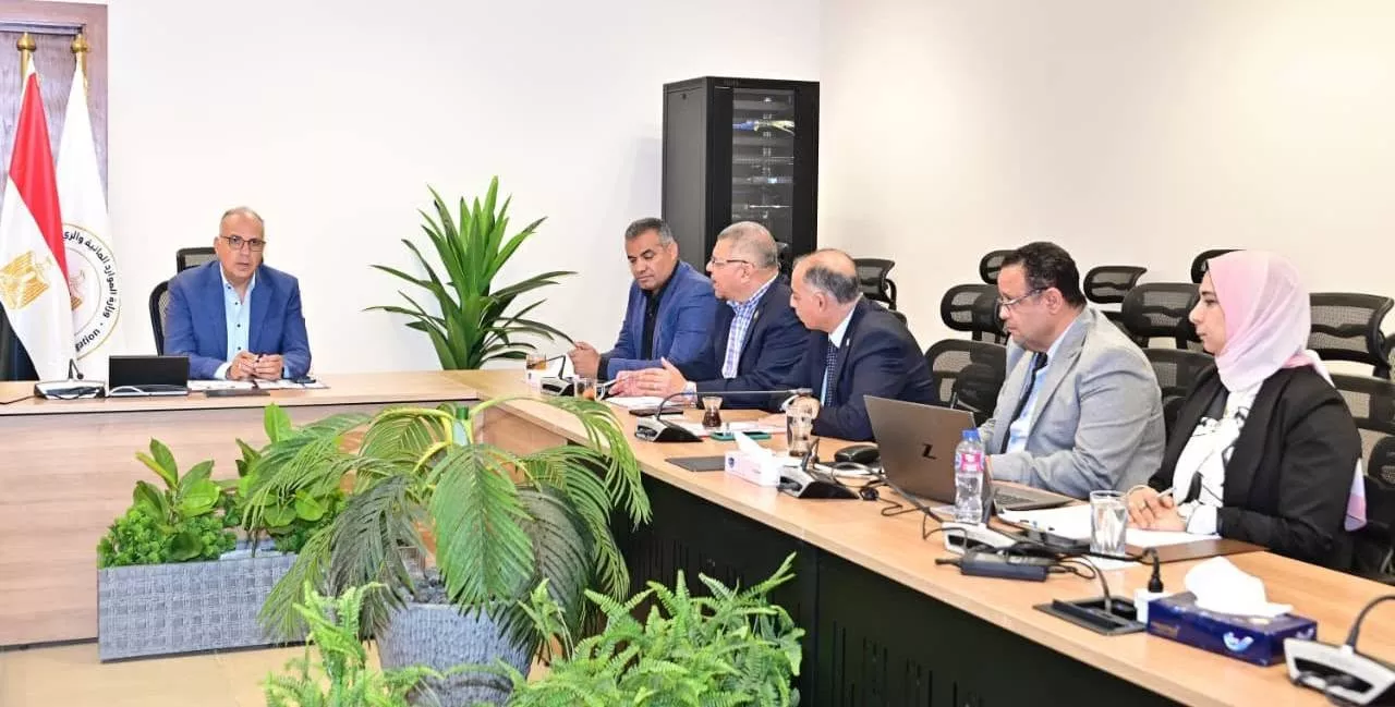 وزير الري يتابع تنفيذ المشروع القومي لتأهيل المنشآت المائية