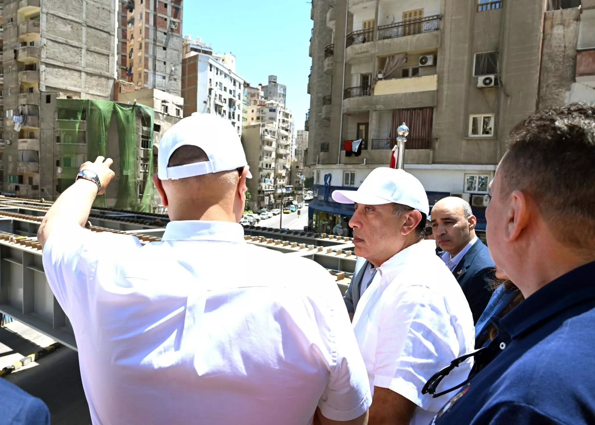 رئيس الوزراء يتفقد أعمال إنشاء محور محمد نجيب