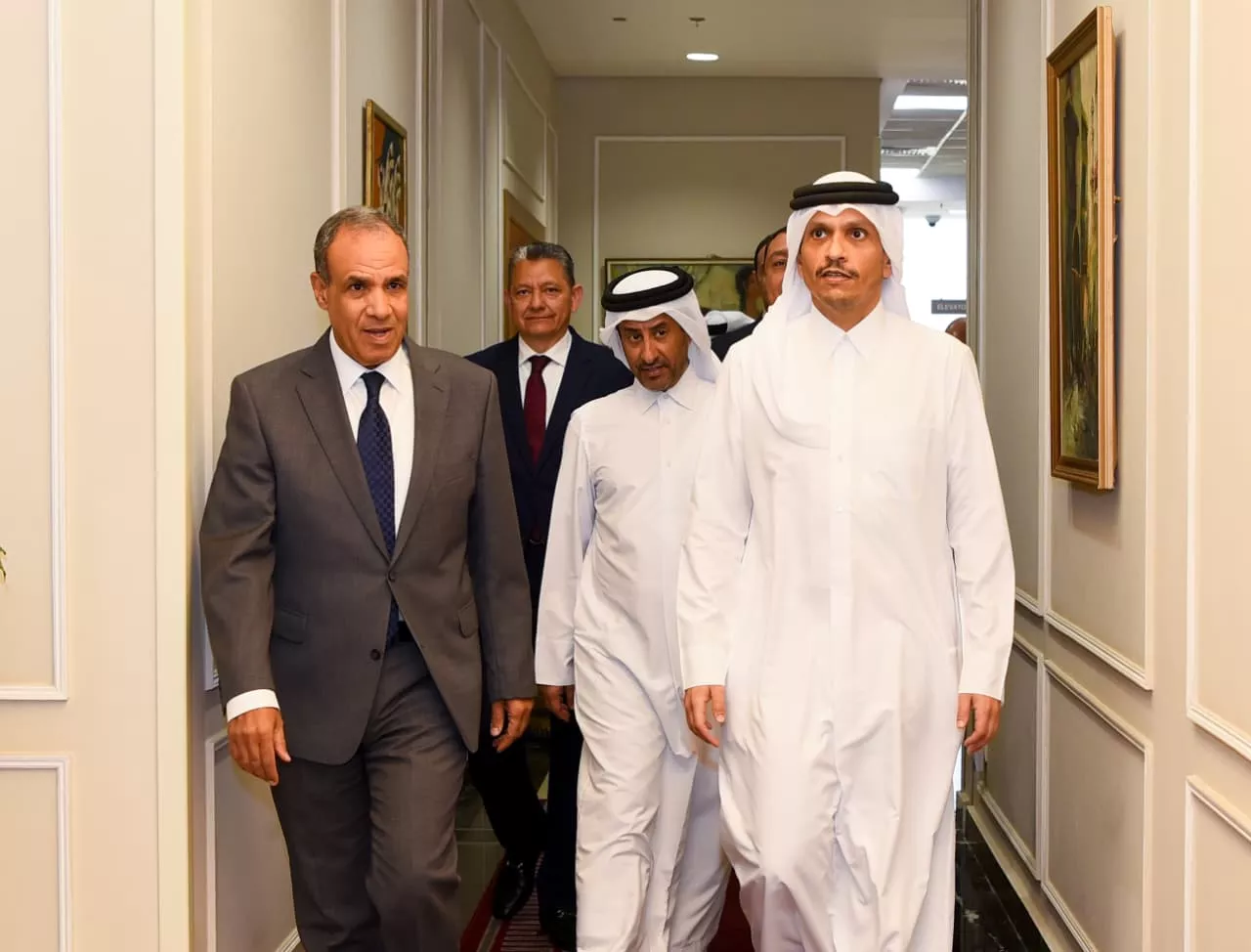 وزير الخارجية يستقبل نظيره القطري