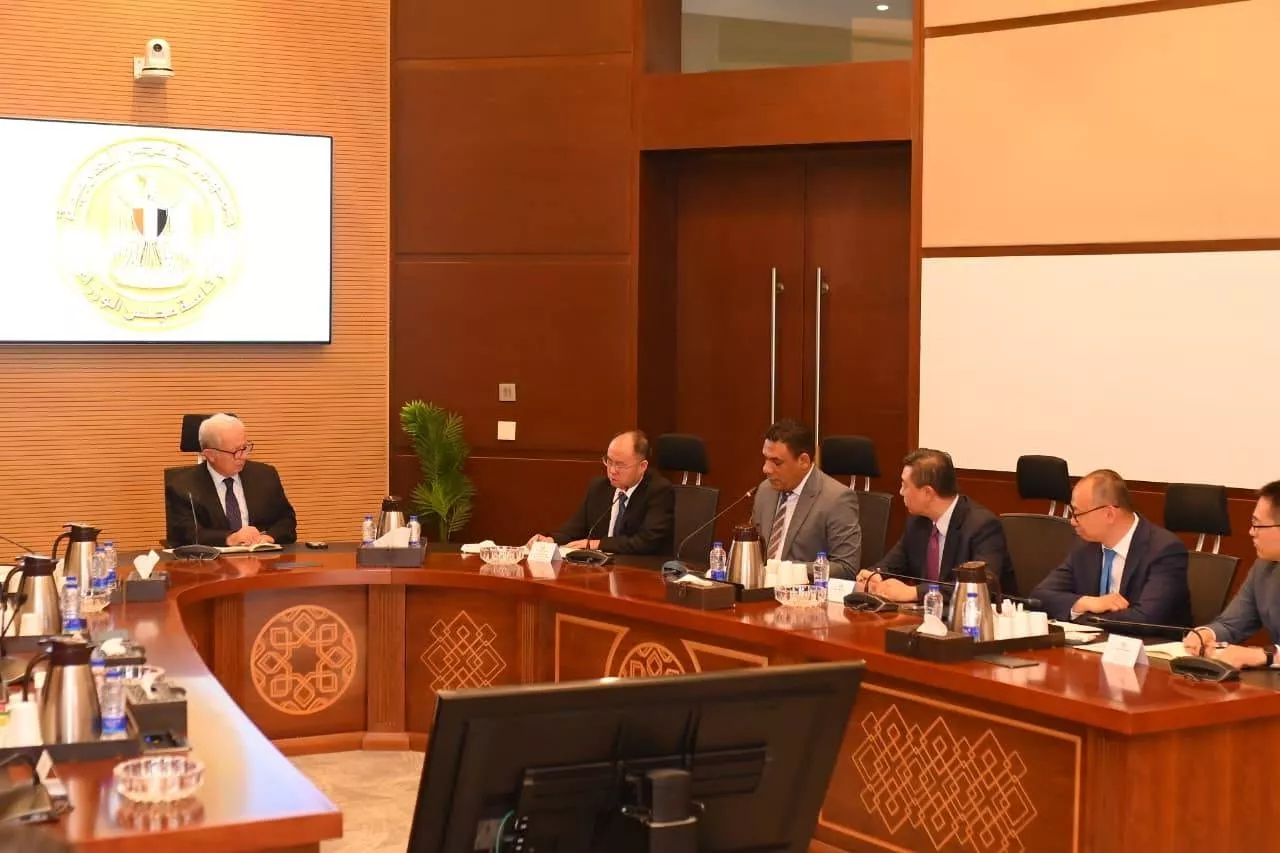 نائب رئيس الوزراء مع وفد من الشركة الصينية الوطنية للإطارات 