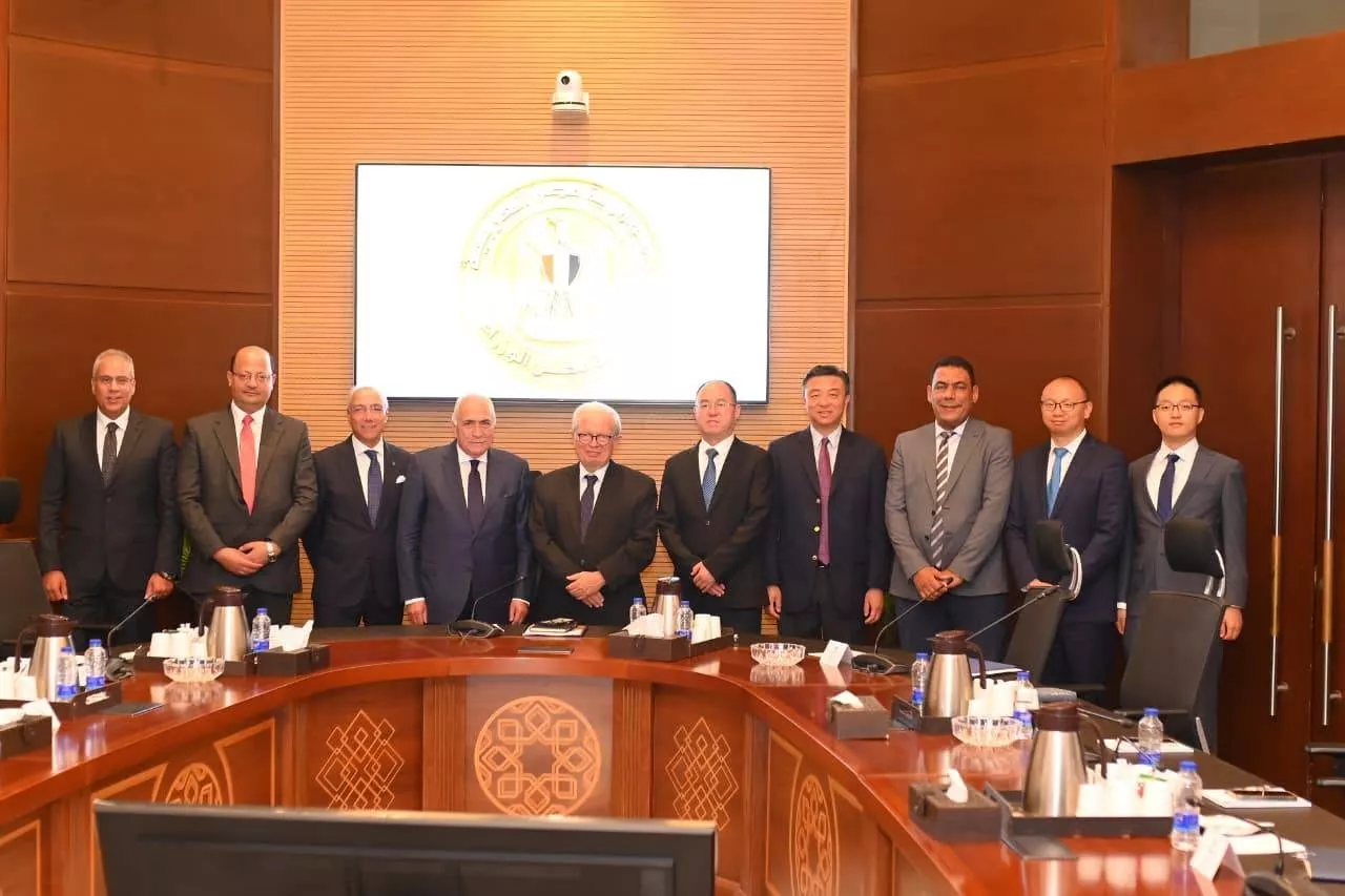 نائب رئيس الوزراء مع وفد من الشركة الصينية الوطنية للإطارات 