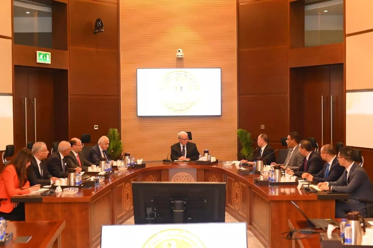 نائب رئيس الوزراء مع وفد من الشركة الصينية الوطنية للإطارات 