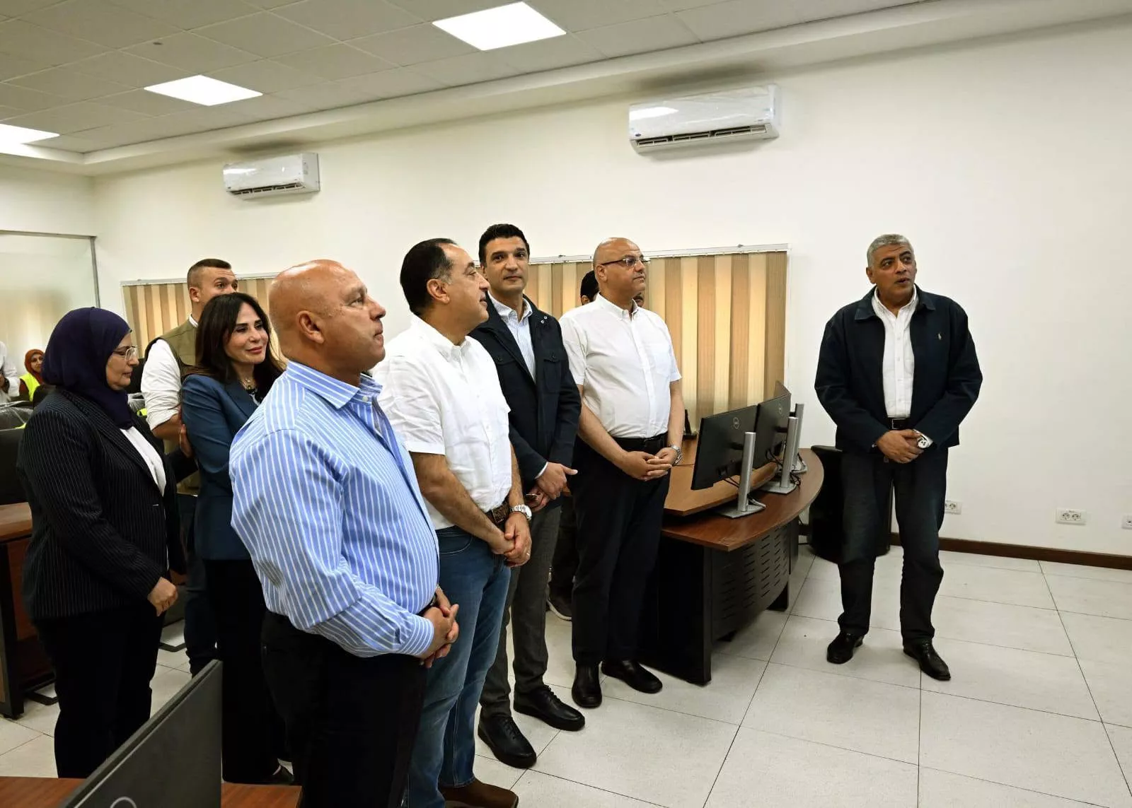 رئيس الوزراء يتفقد مركز تحكم غرب التابع لشركة الإسكندرية لتوزيع الكهرباء