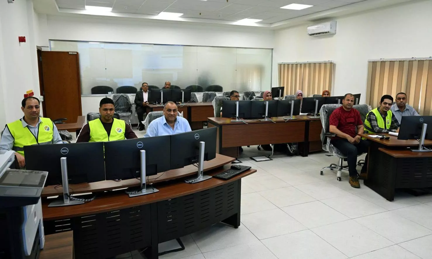 رئيس الوزراء يتفقد مركز تحكم غرب التابع لشركة الإسكندرية لتوزيع الكهرباء