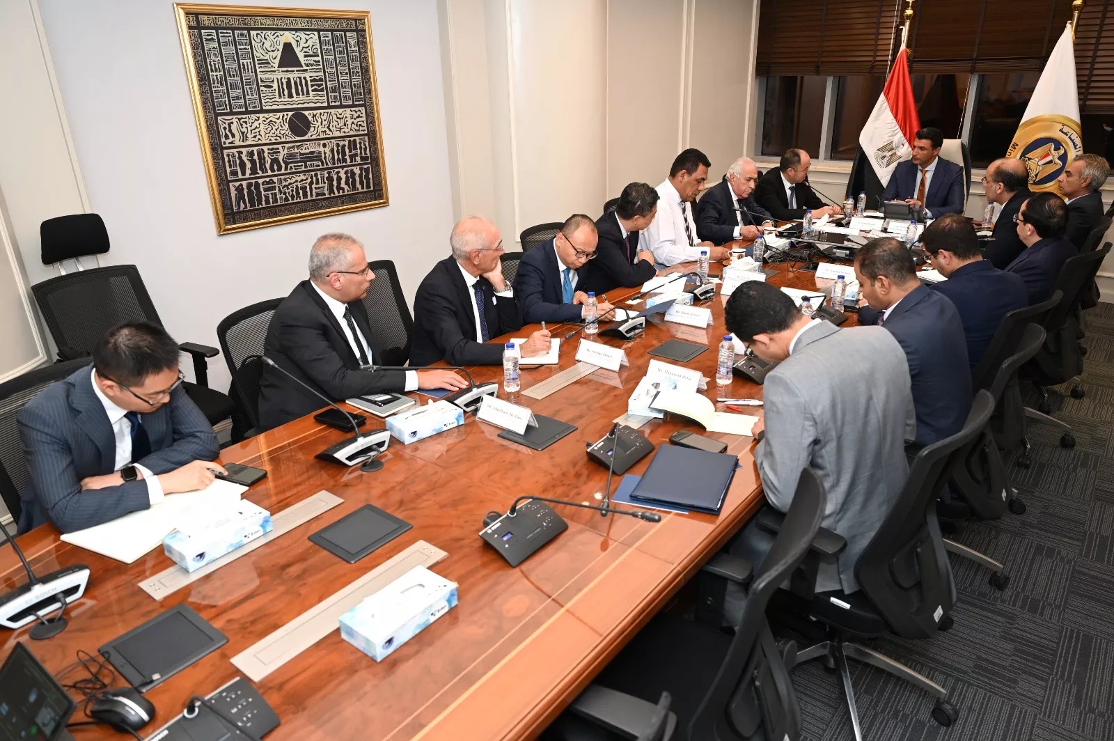 وزير الصناعة يجتمع مع ممثلي الشركة الصينية الوطنية للإطارات