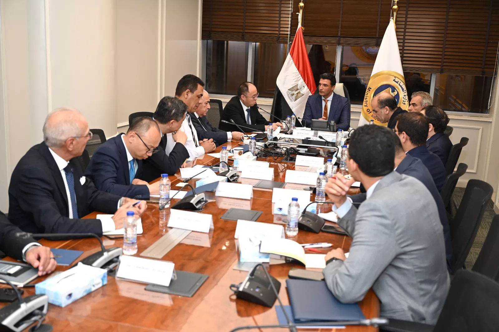 وزير الصناعة يجتمع مع ممثلي الشركة الصينية الوطنية للإطارات