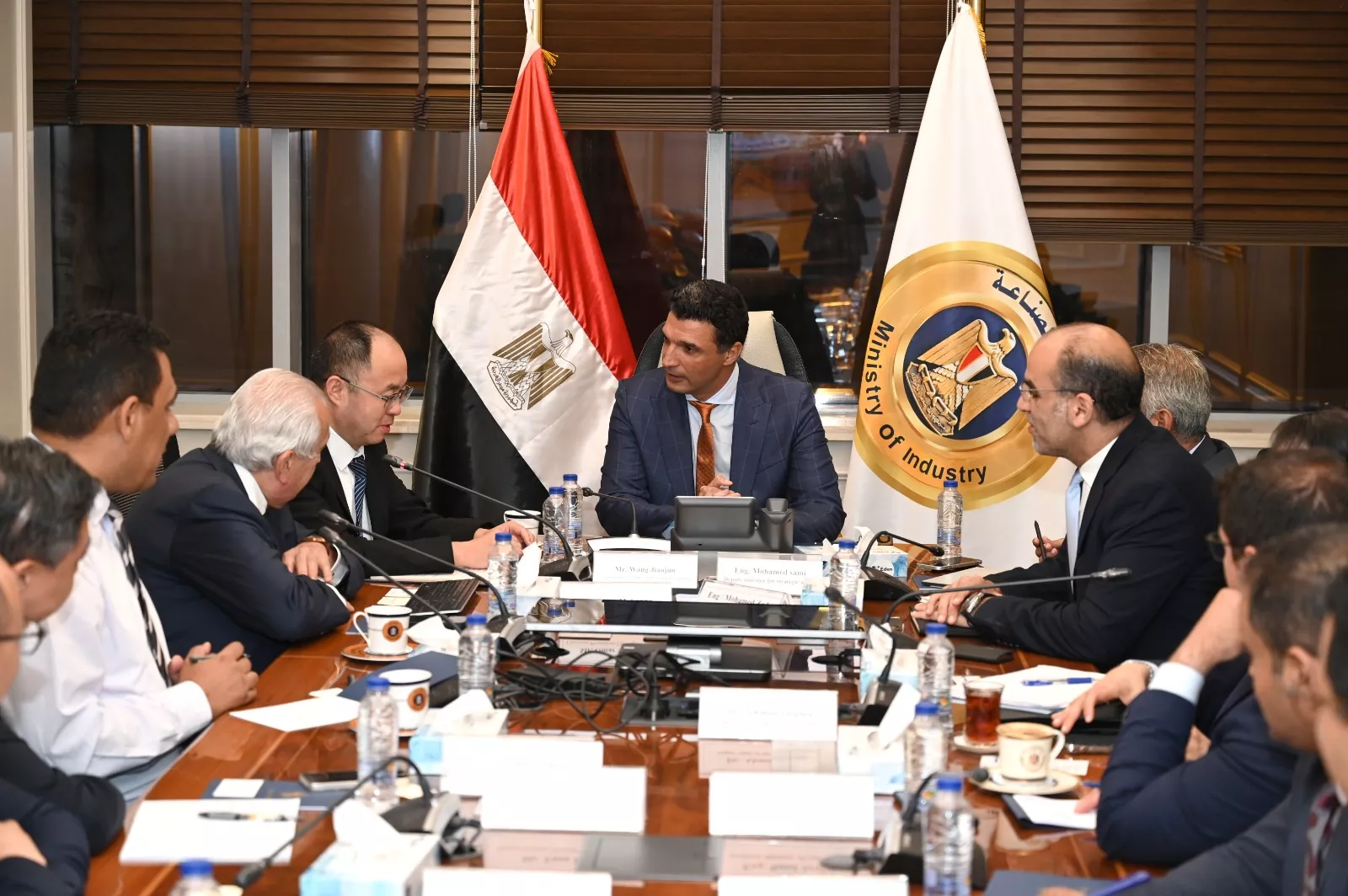 وزير الصناعة يجتمع مع ممثلي الشركة الصينية الوطنية للإطارات
