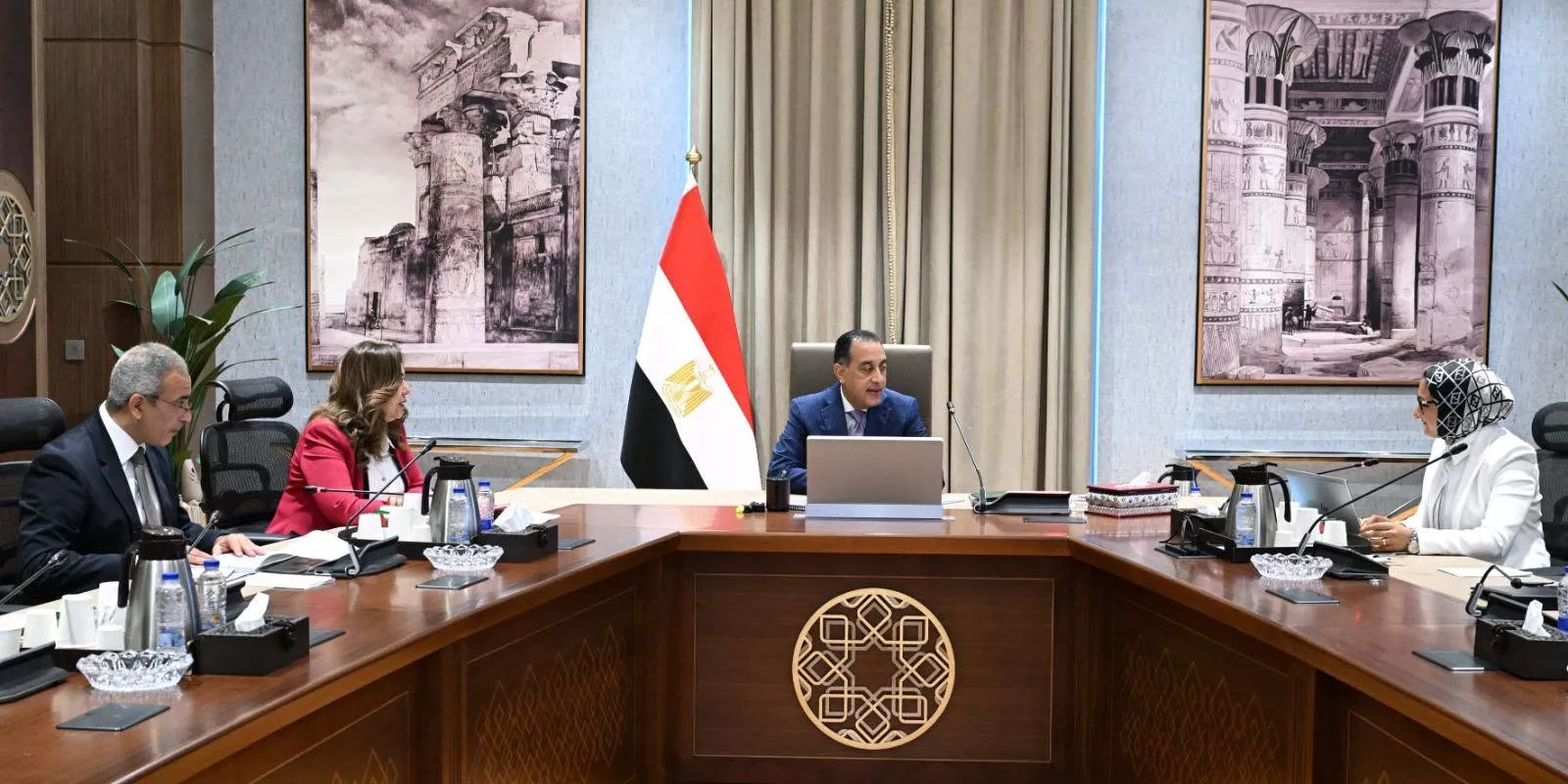 رئيس الوزراء يتابع موقف تنفيذ المشروعات الخدمية والتنموية بالوادي الجديد
