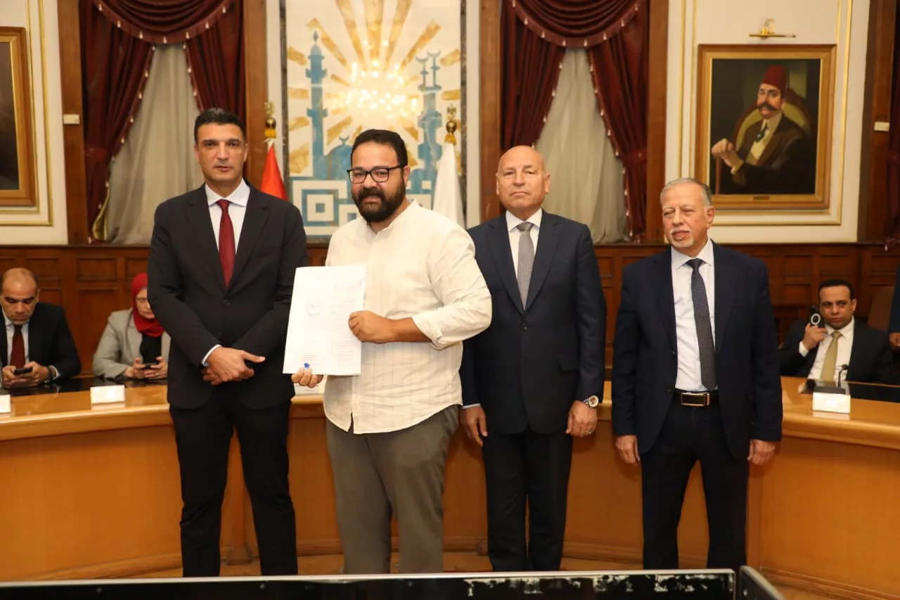 تسليم عقود تقنين أوضاع لمصانع وورش بمنطقة شق الثعبان