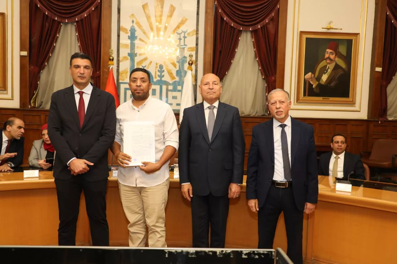 تسليم عقود تقنين أوضاع لمصانع وورش بمنطقة شق الثعبان