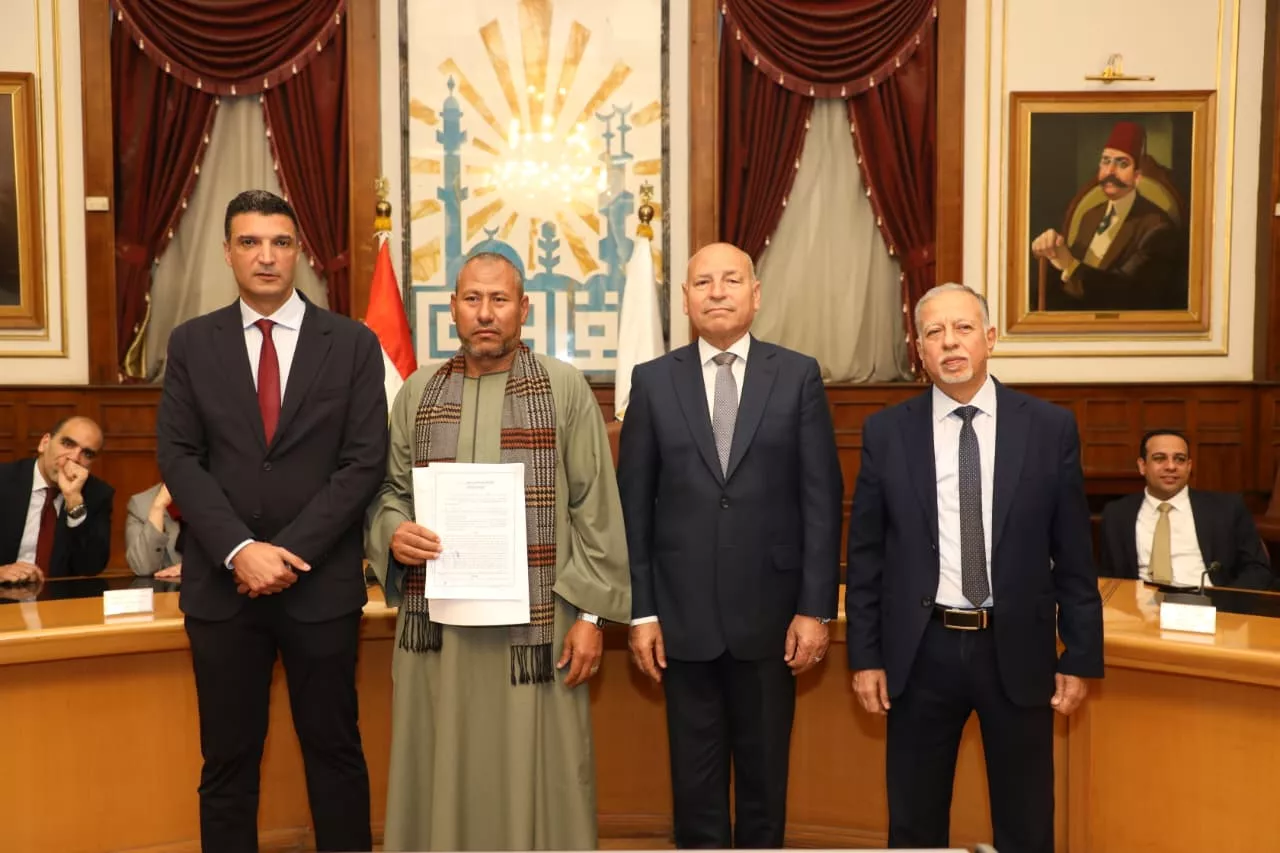 تسليم عقود تقنين أوضاع لمصانع وورش بمنطقة شق الثعبان