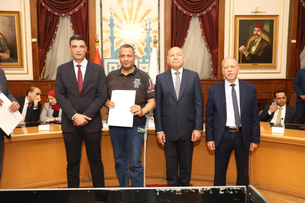 تسليم عقود تقنين أوضاع لمصانع وورش بمنطقة شق الثعبان