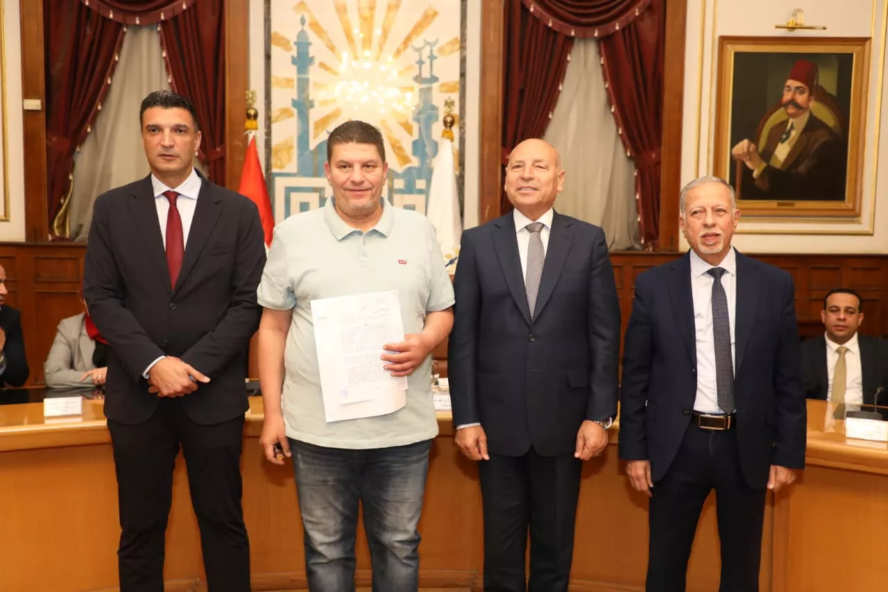 تسليم عقود تقنين أوضاع لمصانع وورش بمنطقة شق الثعبان