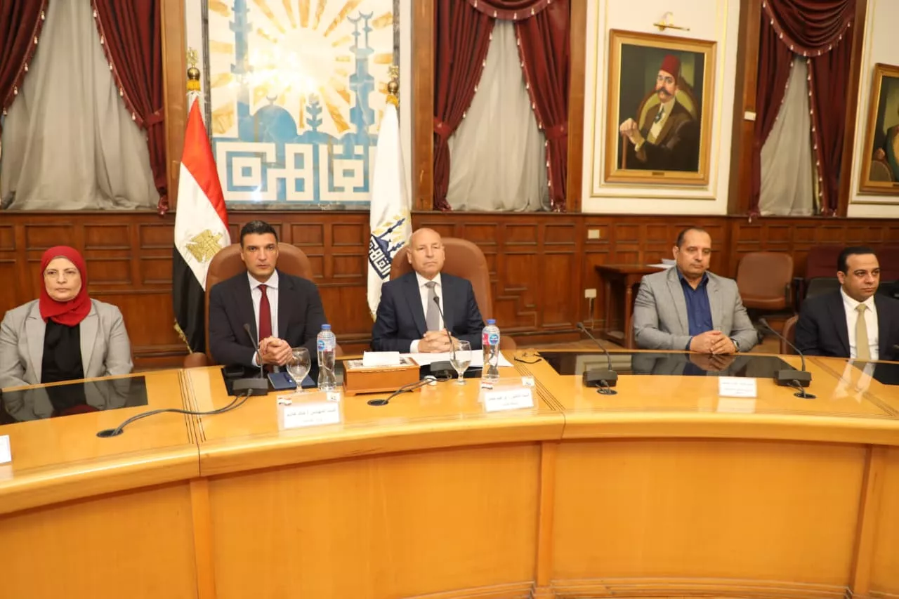 تسليم عقود تقنين أوضاع لمصانع وورش بمنطقة شق الثعبان