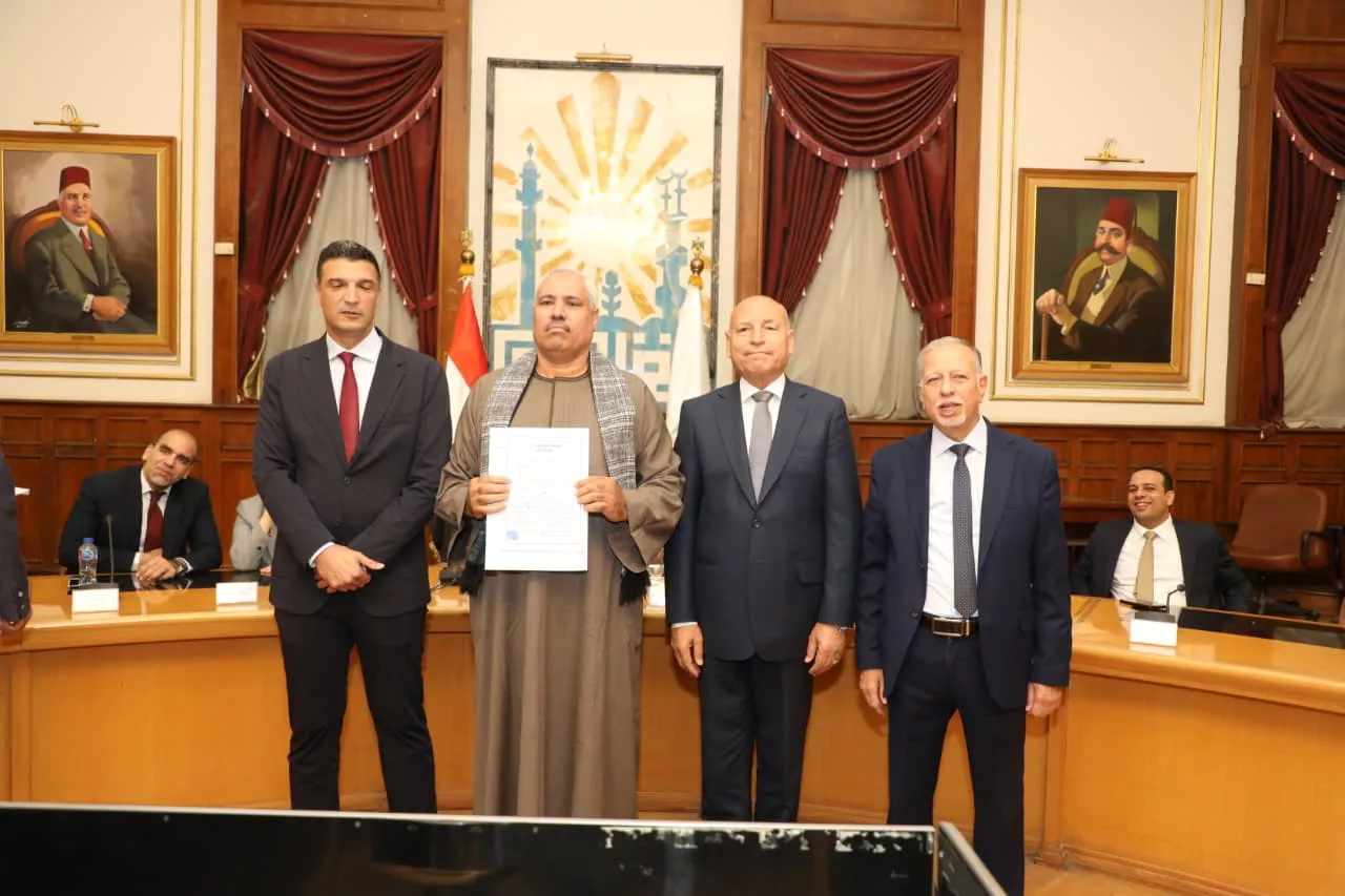 تسليم عقود تقنين أوضاع لمصانع وورش بمنطقة شق الثعبان