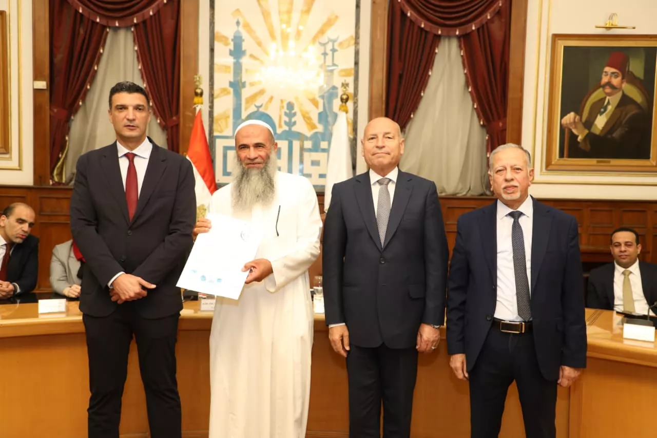 تسليم عقود تقنين أوضاع لمصانع وورش بمنطقة شق الثعبان