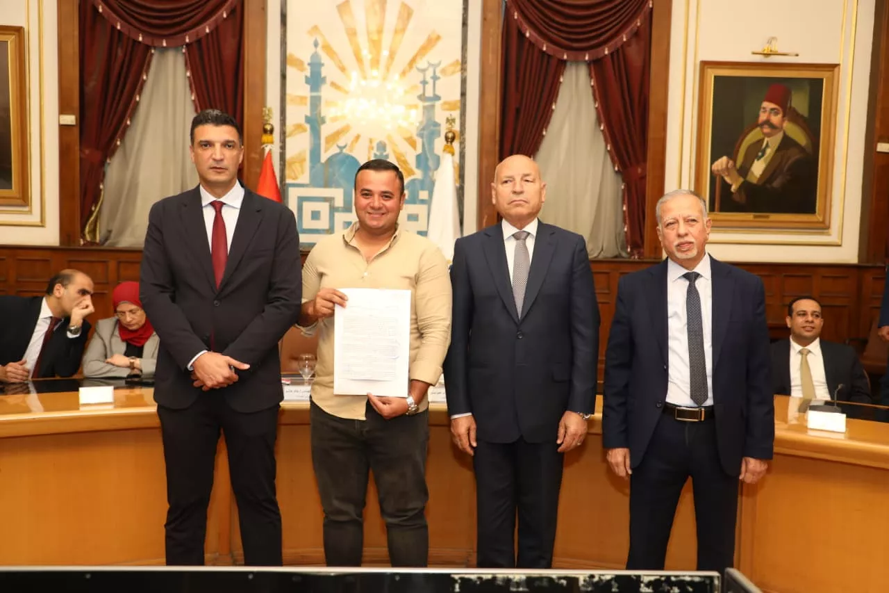 تسليم عقود تقنين أوضاع لمصانع وورش بمنطقة شق الثعبان