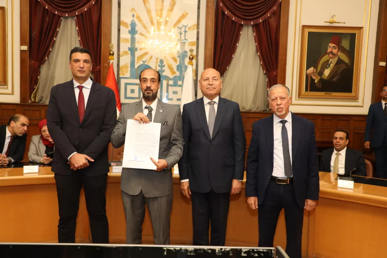 تسليم عقود تقنين أوضاع لمصانع وورش بمنطقة شق الثعبان